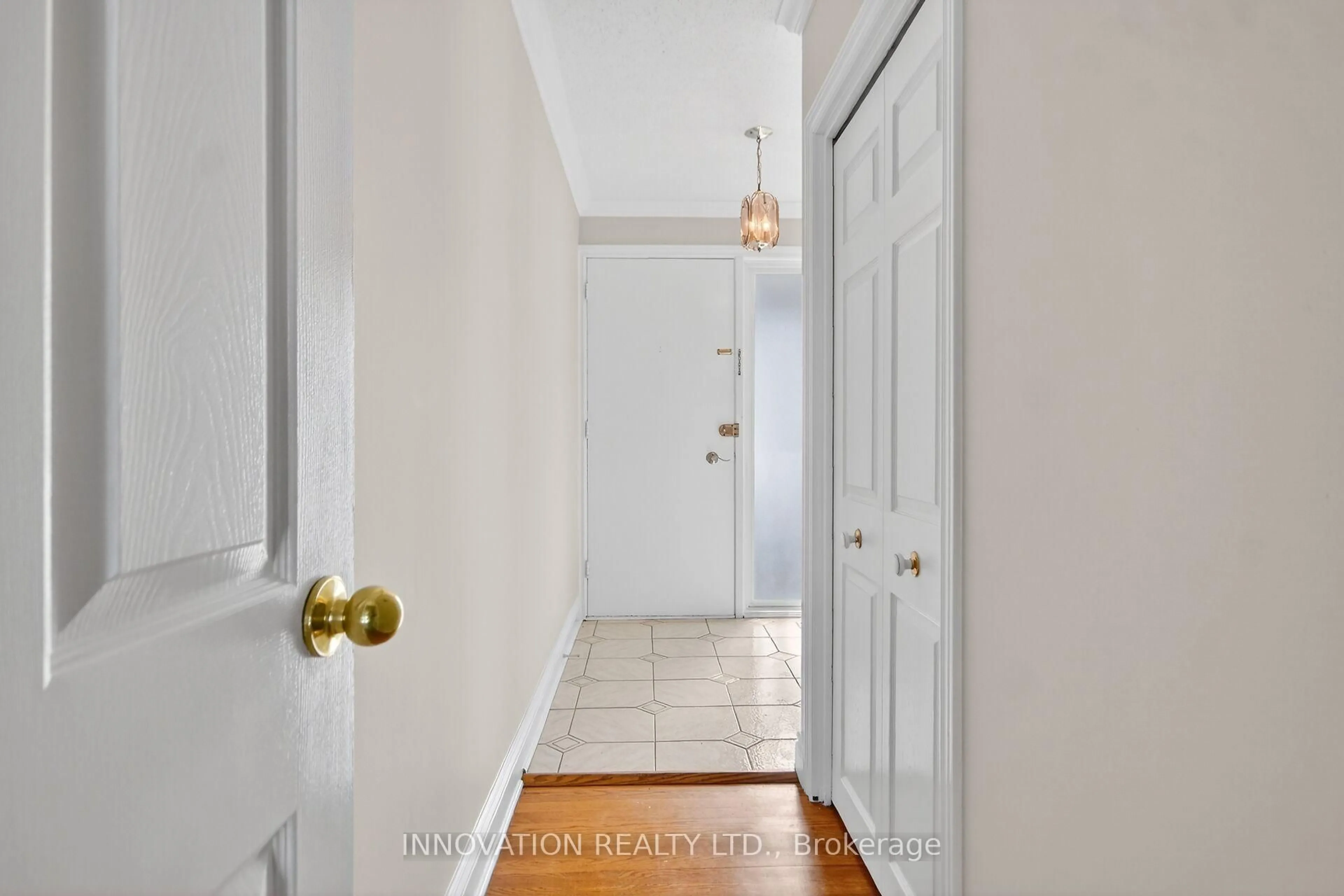 Indoor entryway for 1951 Garfield Ave, Ottawa Ontario K2C 0W7