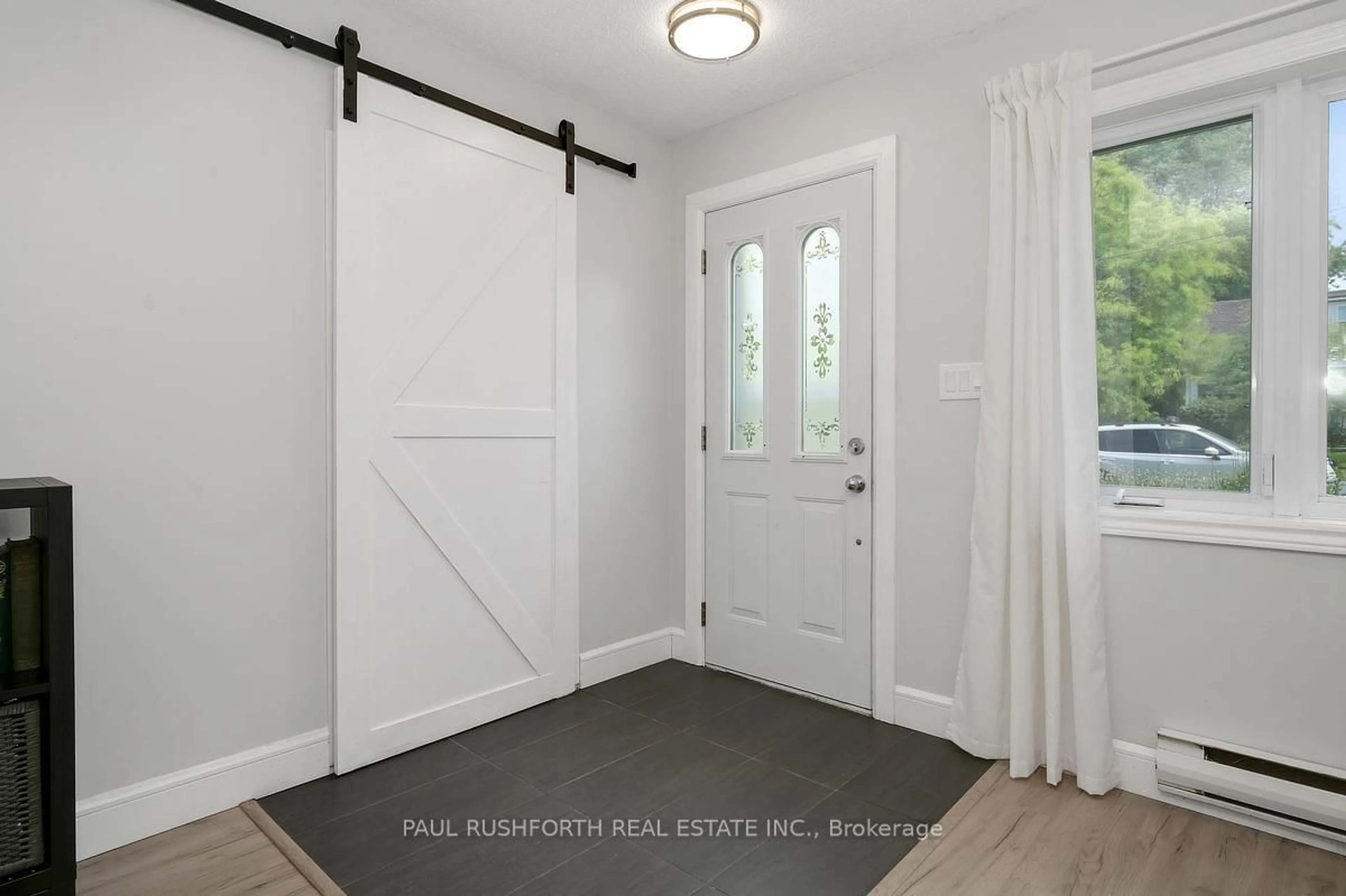 Indoor entryway for 74 Burland St, Ottawa Ontario K2B 6K1