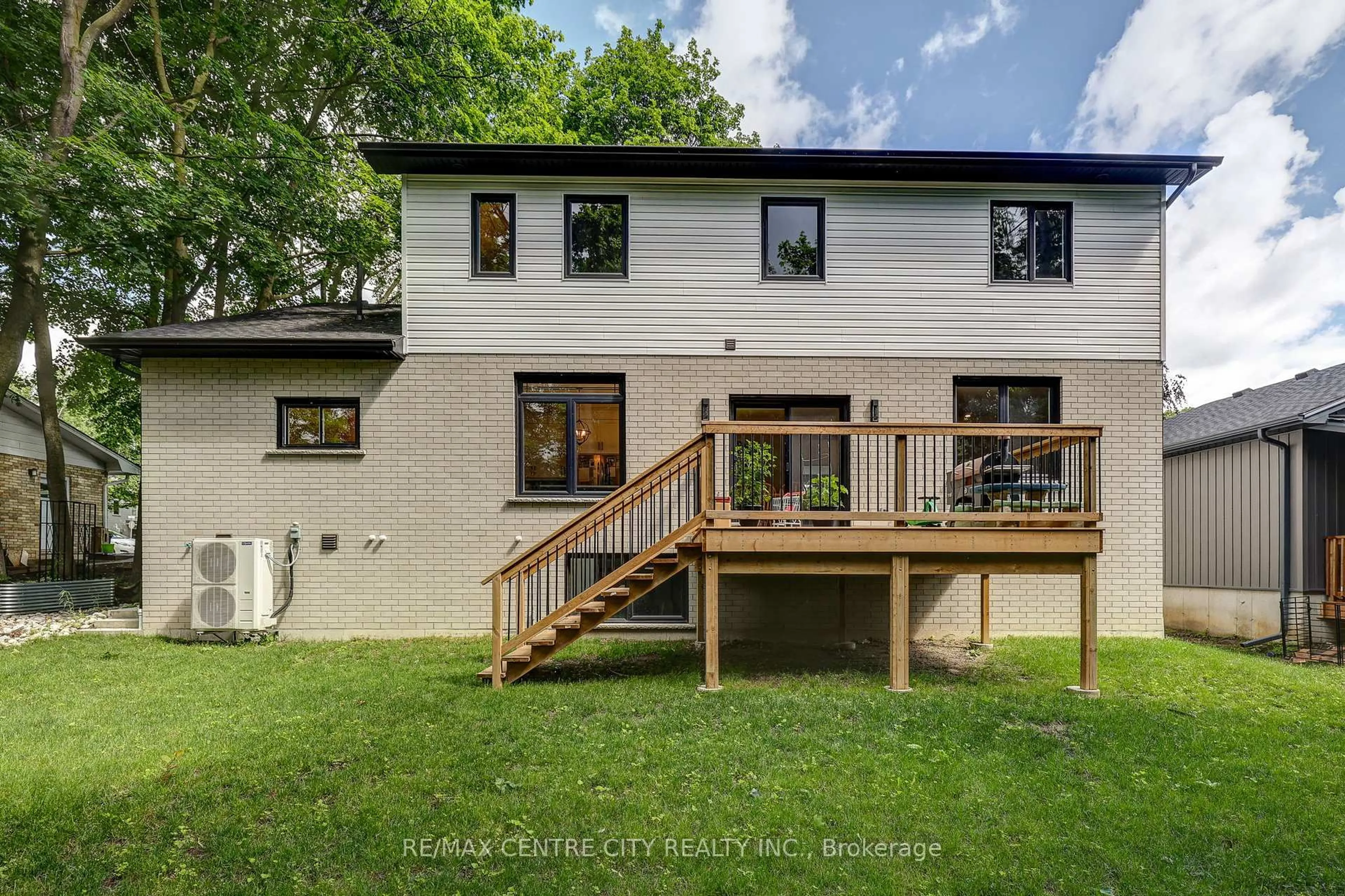 Home with vinyl exterior material, building for 9 Delevan Cres, Tillsonburg Ontario N4G 3M6