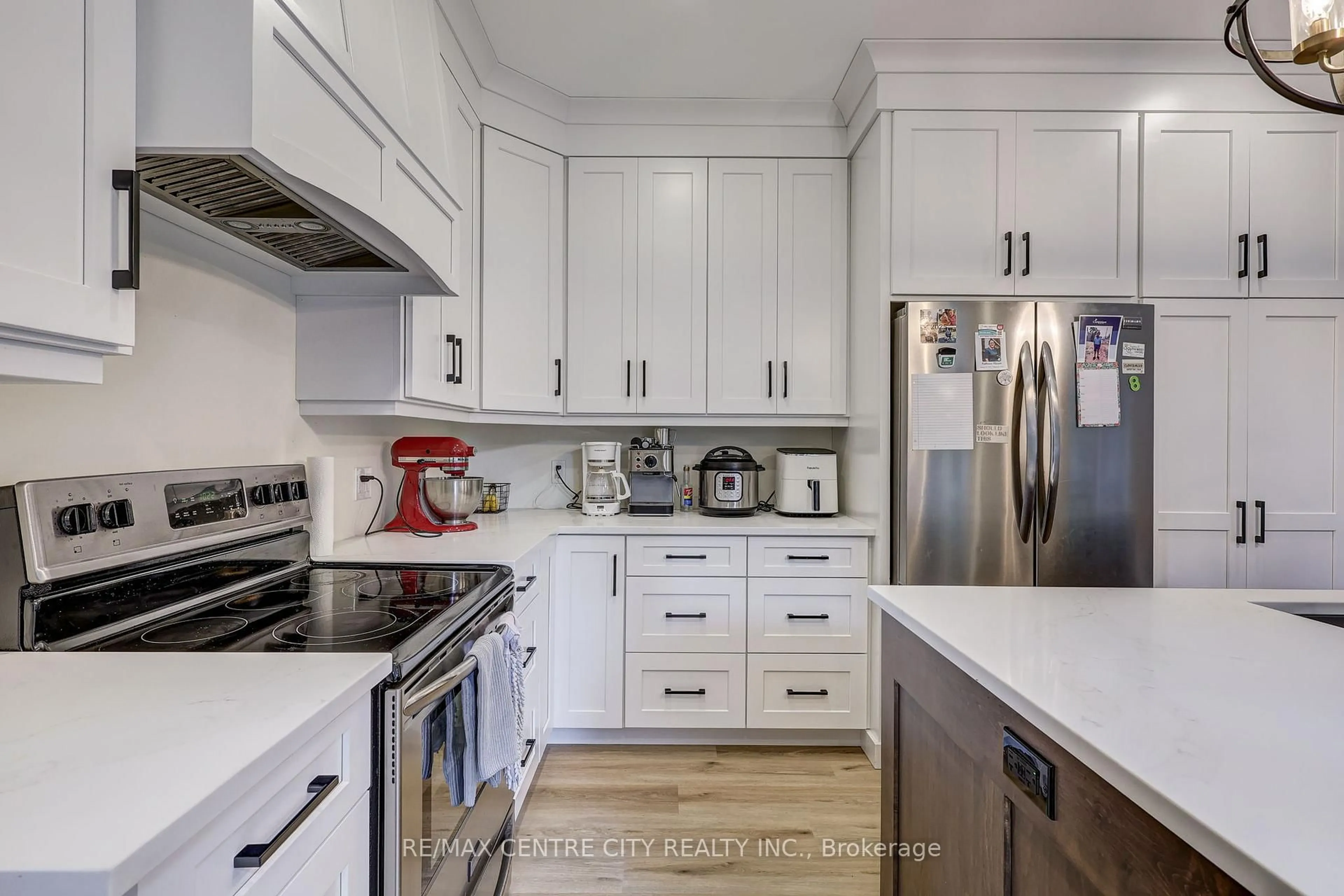 Contemporary kitchen, ceramic/tile floor for 9 Delevan Cres, Tillsonburg Ontario N4G 3M6