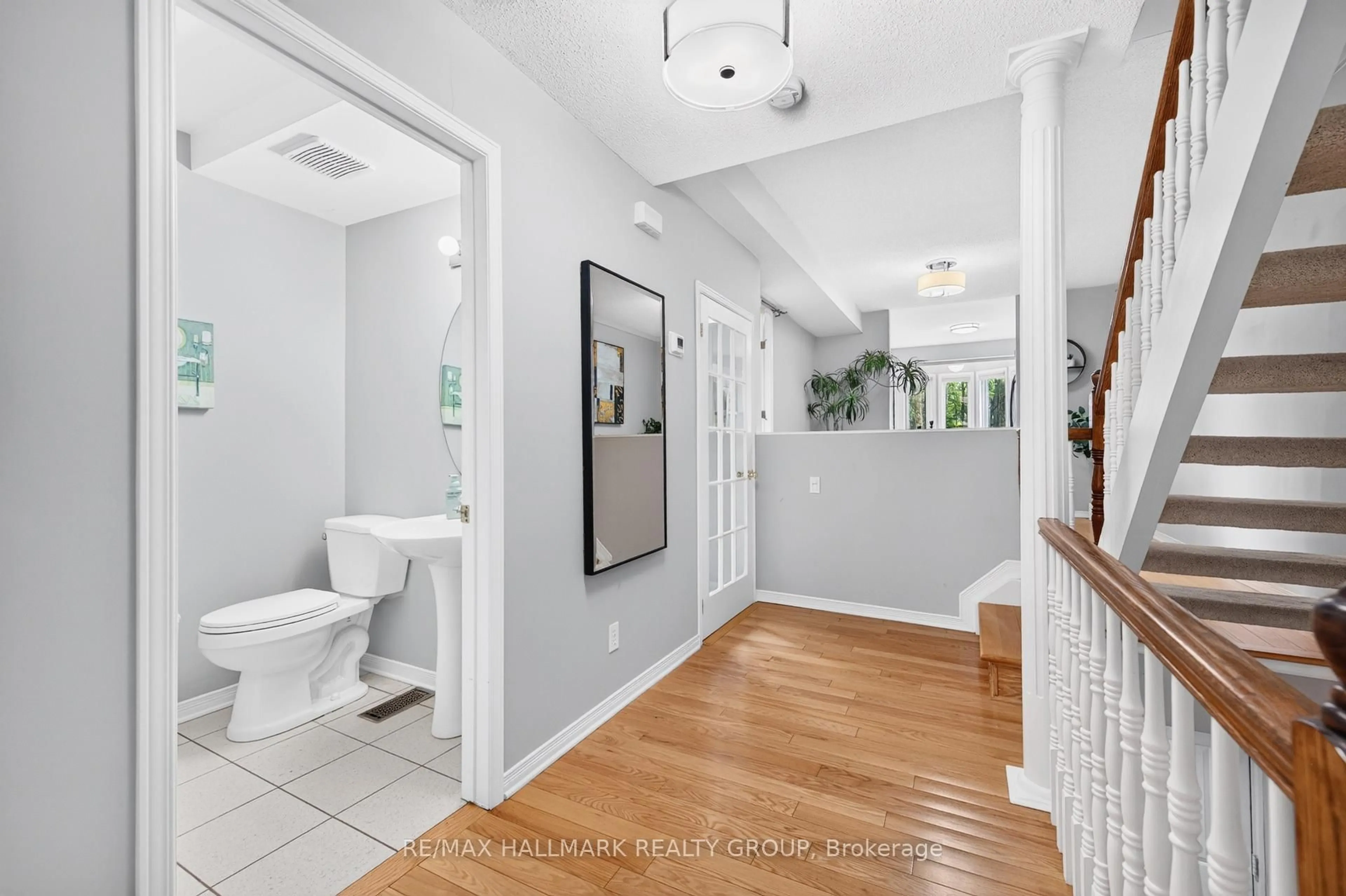 Indoor entryway for 2949 Richmond Rd #2, Ottawa Ontario K2B 6S6