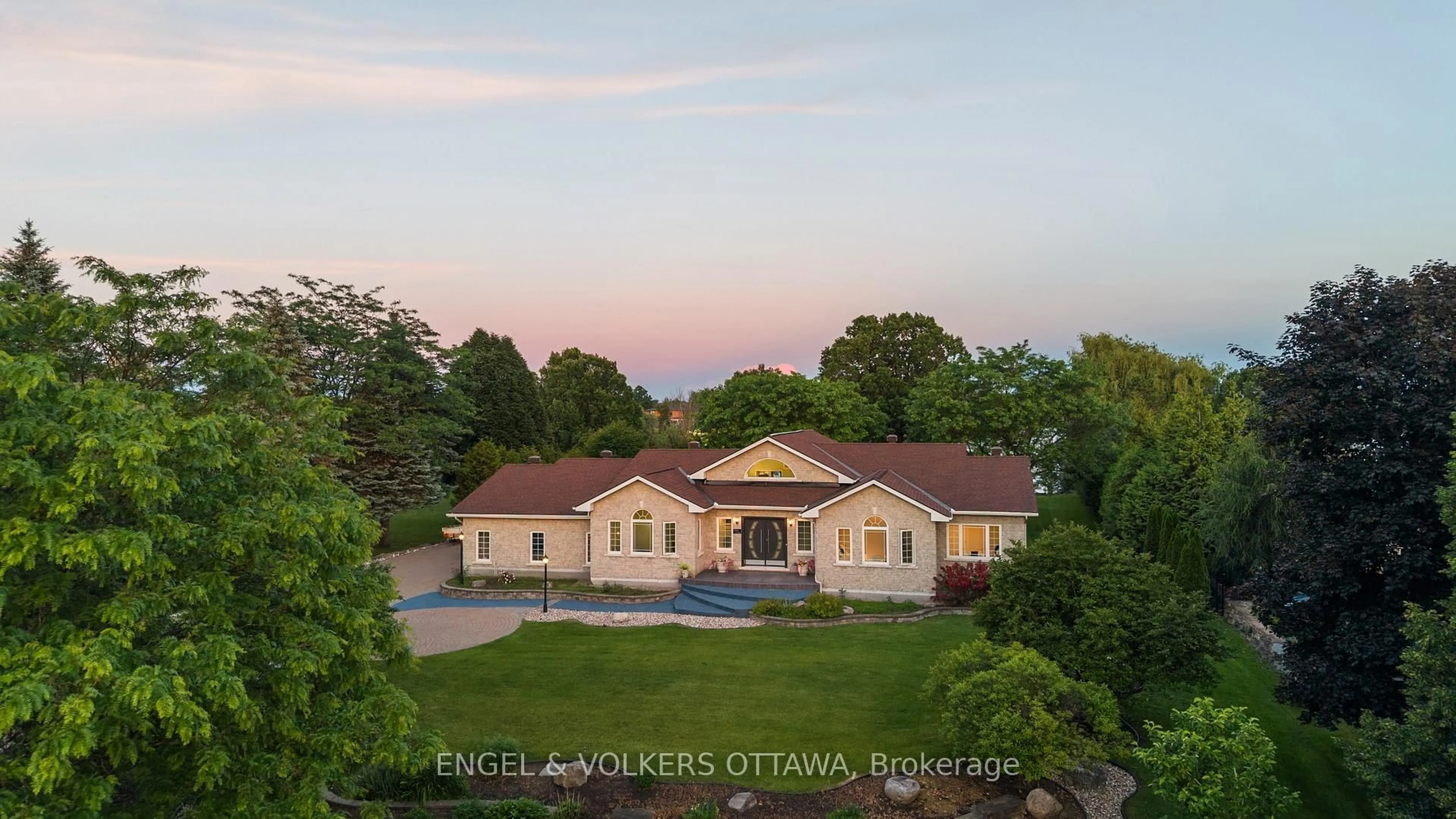 A pic from outside/outdoor area/front of a property/back of a property/a pic from drone, water/lake/river/ocean view for 1562 Lakeshore Dr, Ottawa Ontario K4P 1G9