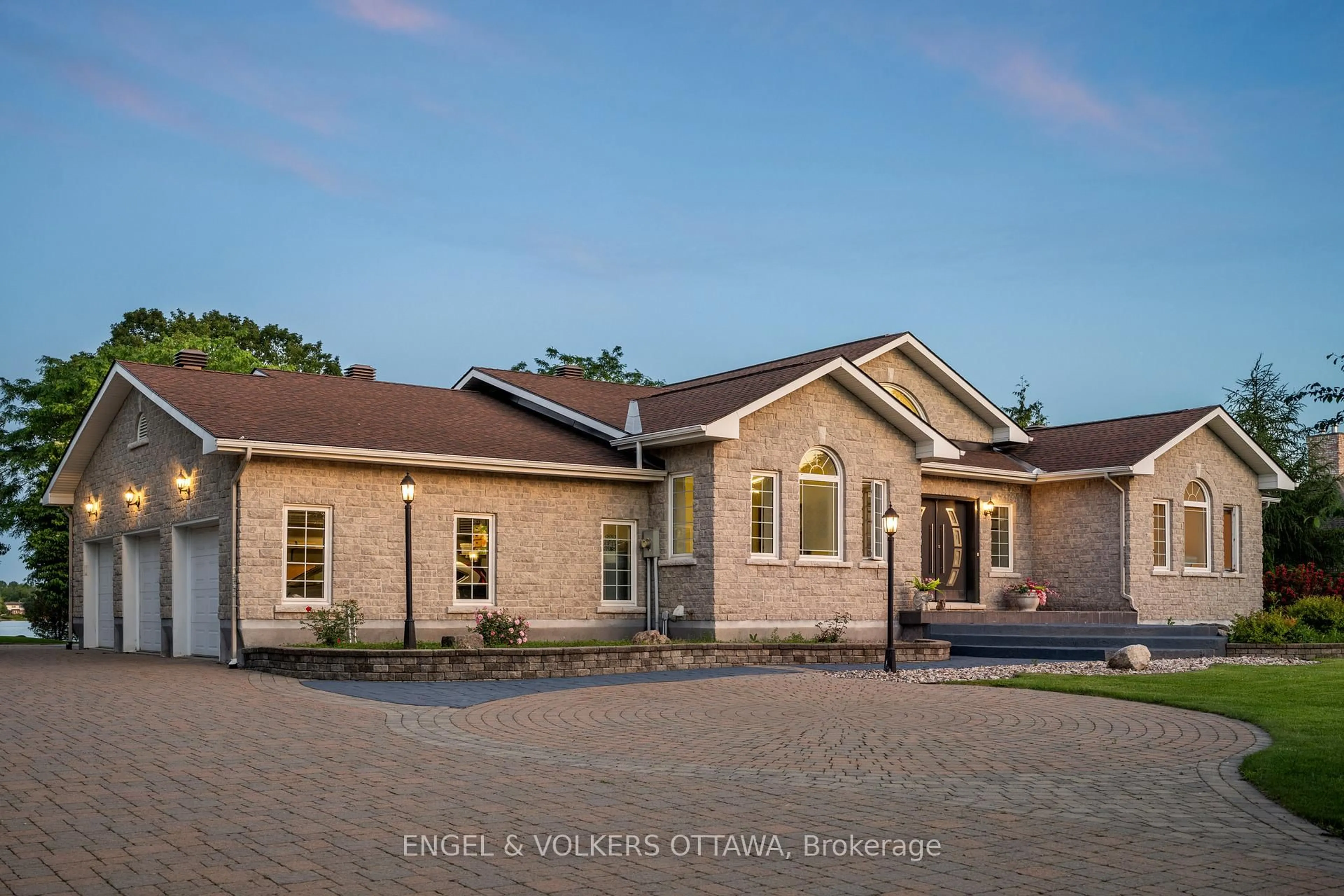 Home with brick exterior material, building for 1562 Lakeshore Dr, Ottawa Ontario K4P 1G9