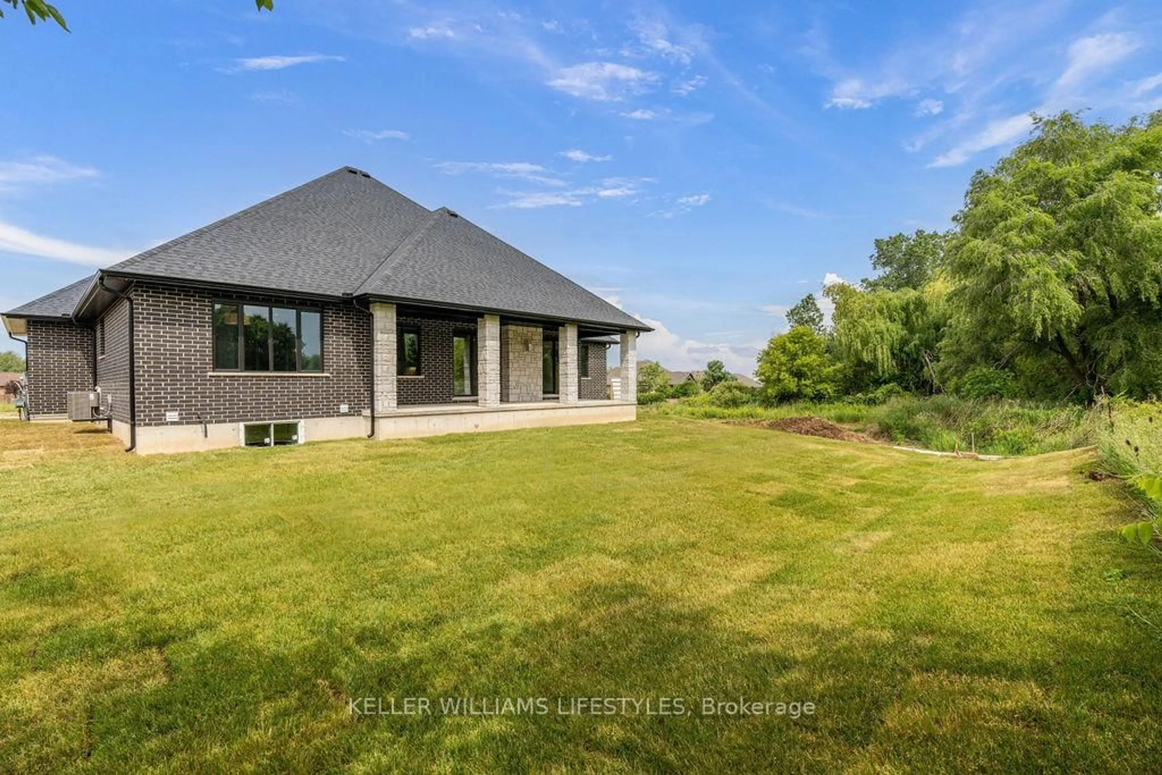 A pic from outside/outdoor area/front of a property/back of a property/a pic from drone, unknown for 28 MANNING Crt, Lambton Shores Ontario N0M 1B0