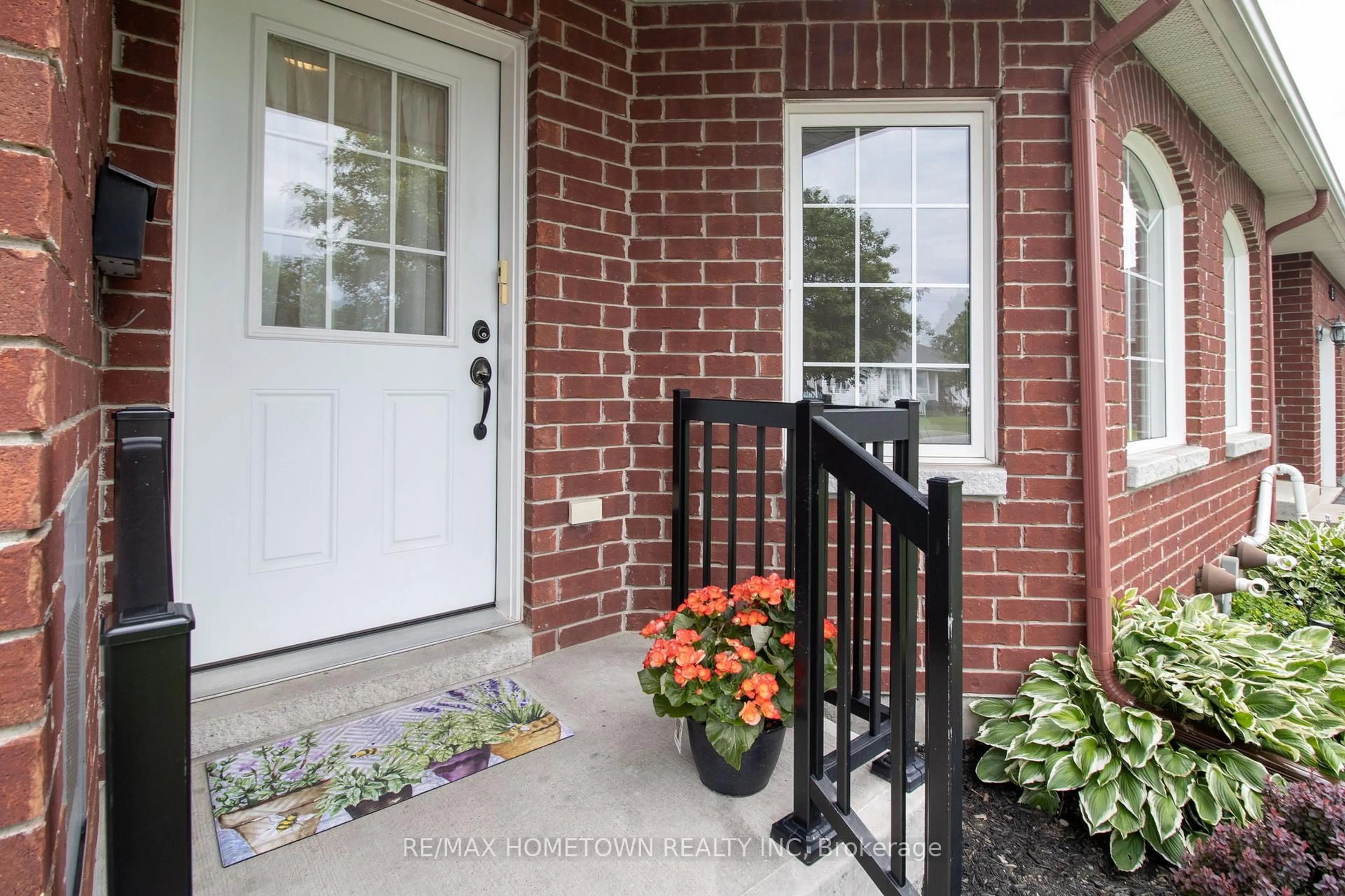 Indoor entryway for 155 Steacy Gdns, Brockville Ontario K6V 0B5