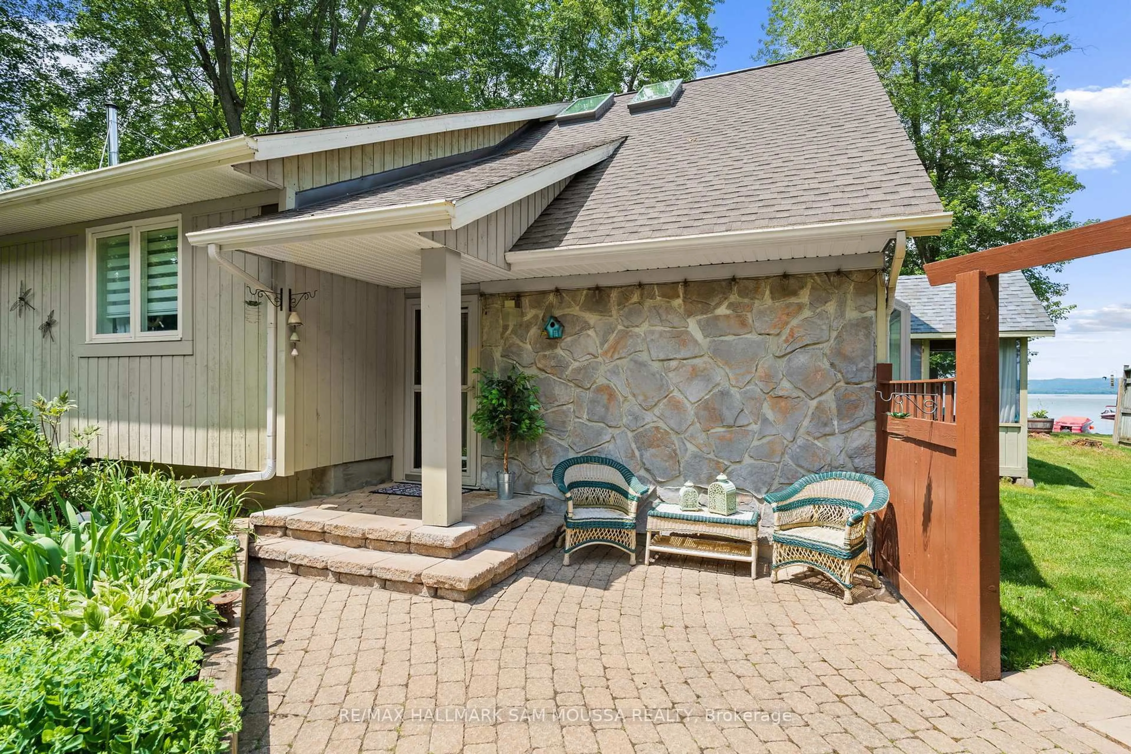 Patio, street for 4350 Armitage Ave, Ottawa Ontario K0A 1T0