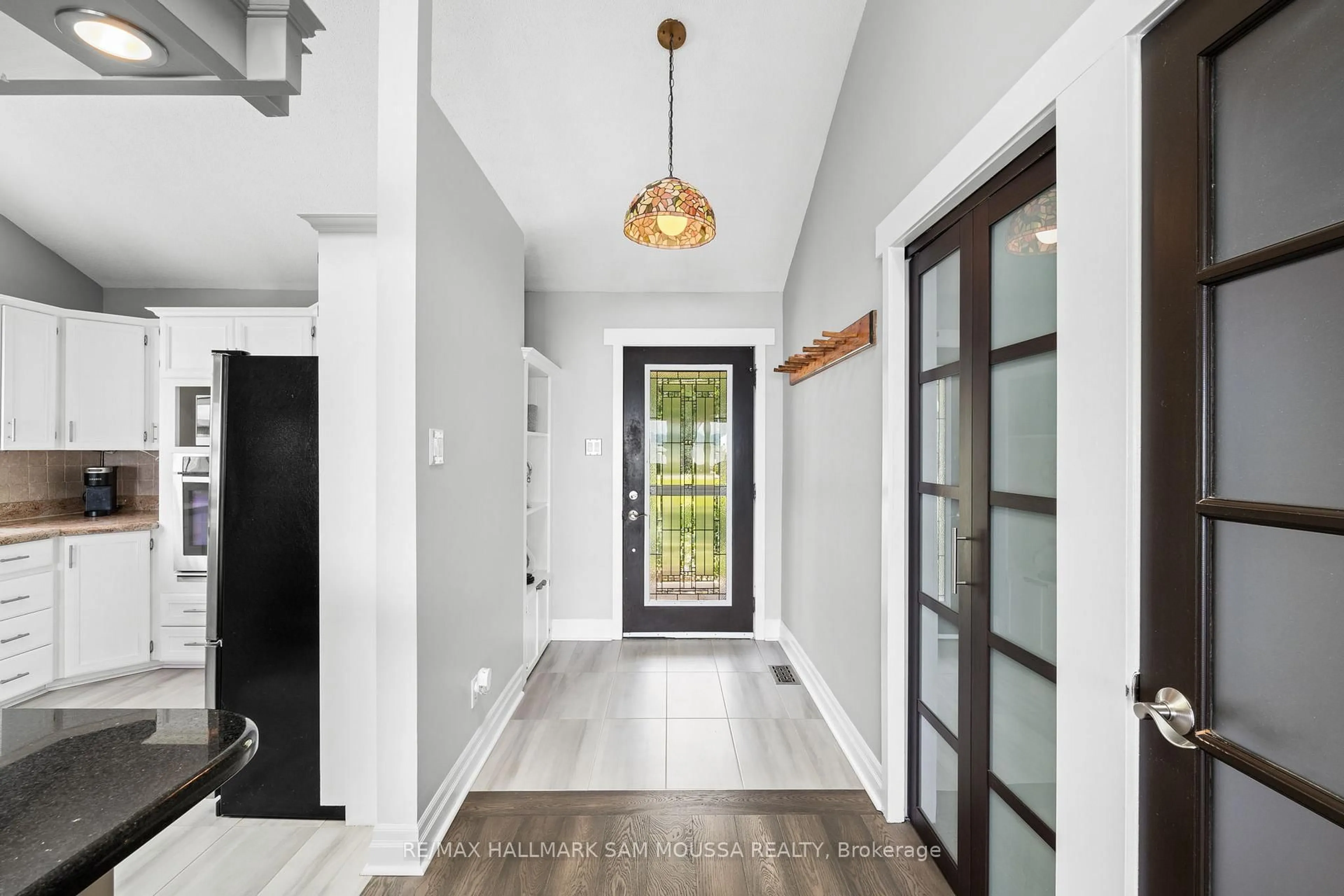 Indoor entryway for 4350 Armitage Ave, Ottawa Ontario K0A 1T0