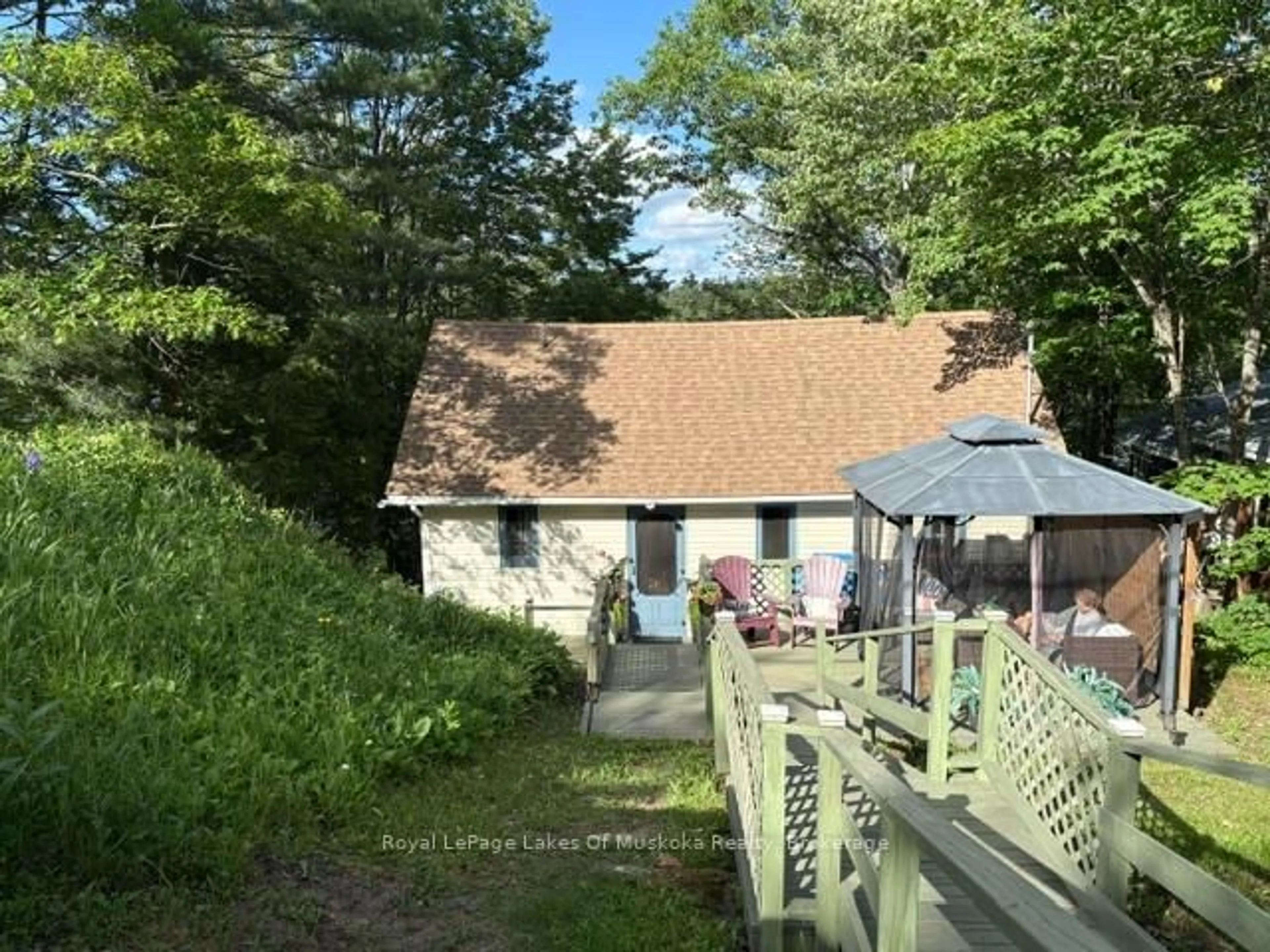 A pic from outside/outdoor area/front of a property/back of a property/a pic from drone, street for 1029 Sprunt Lane, Gravenhurst Ontario P1P 0A3