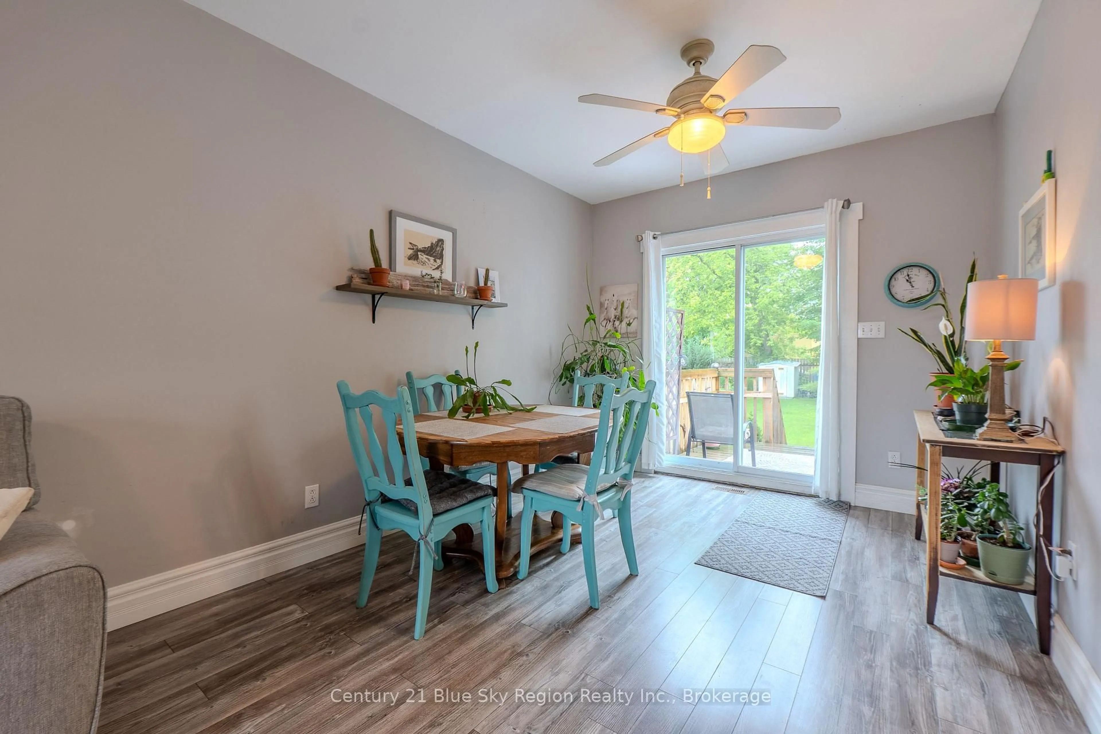 Dining room, wood/laminate floor for 577 O'Brien St, North Bay Ontario P1B 5W5