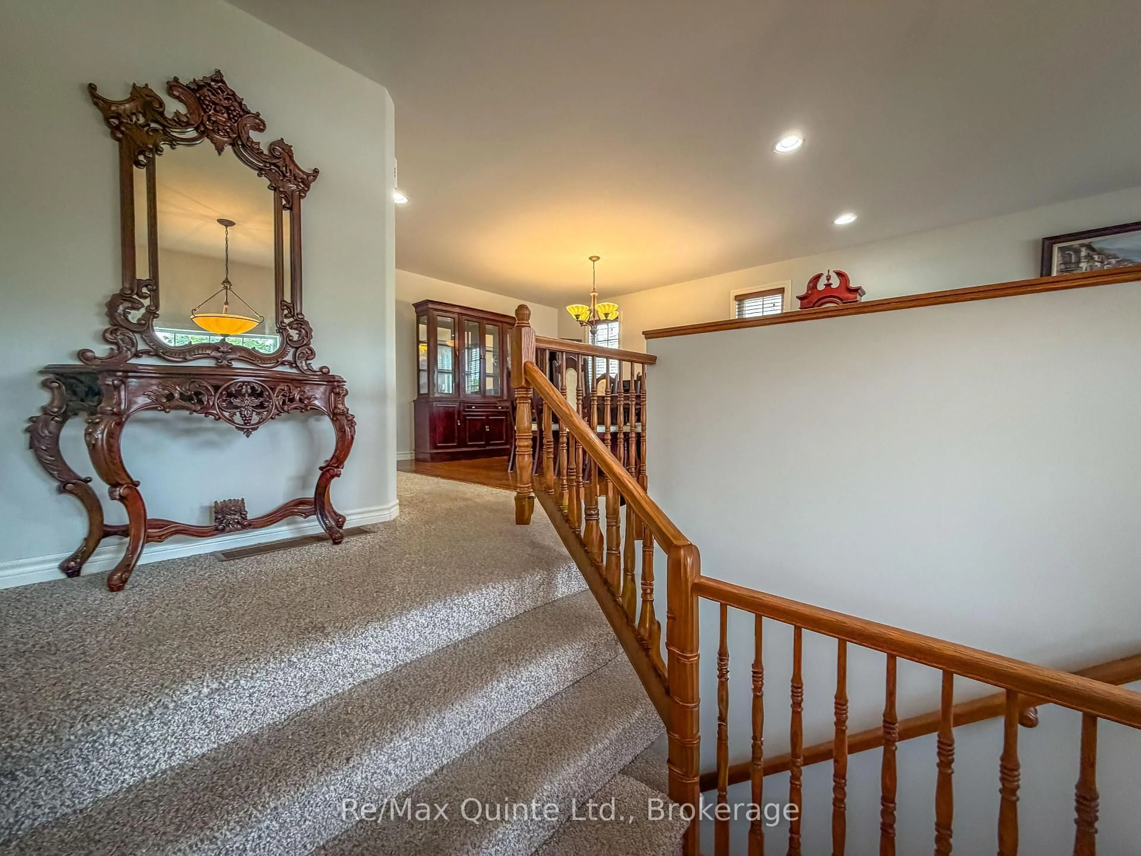 Indoor foyer for 10 Boyce Crt, Belleville Ontario K8P 5P1