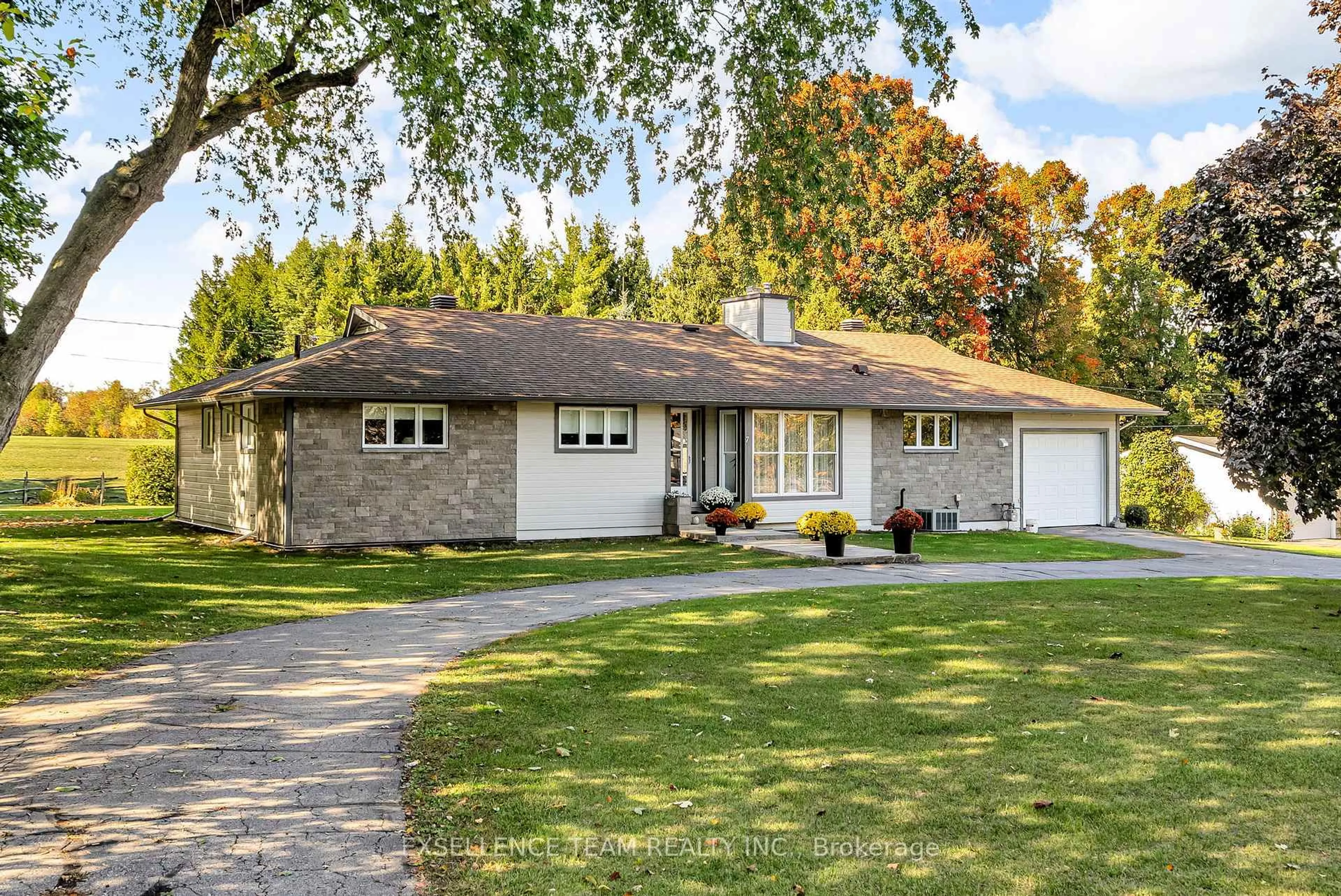 Home with vinyl exterior material, street for 7 Hillview Circ, Champlain Ontario K0B 1R0