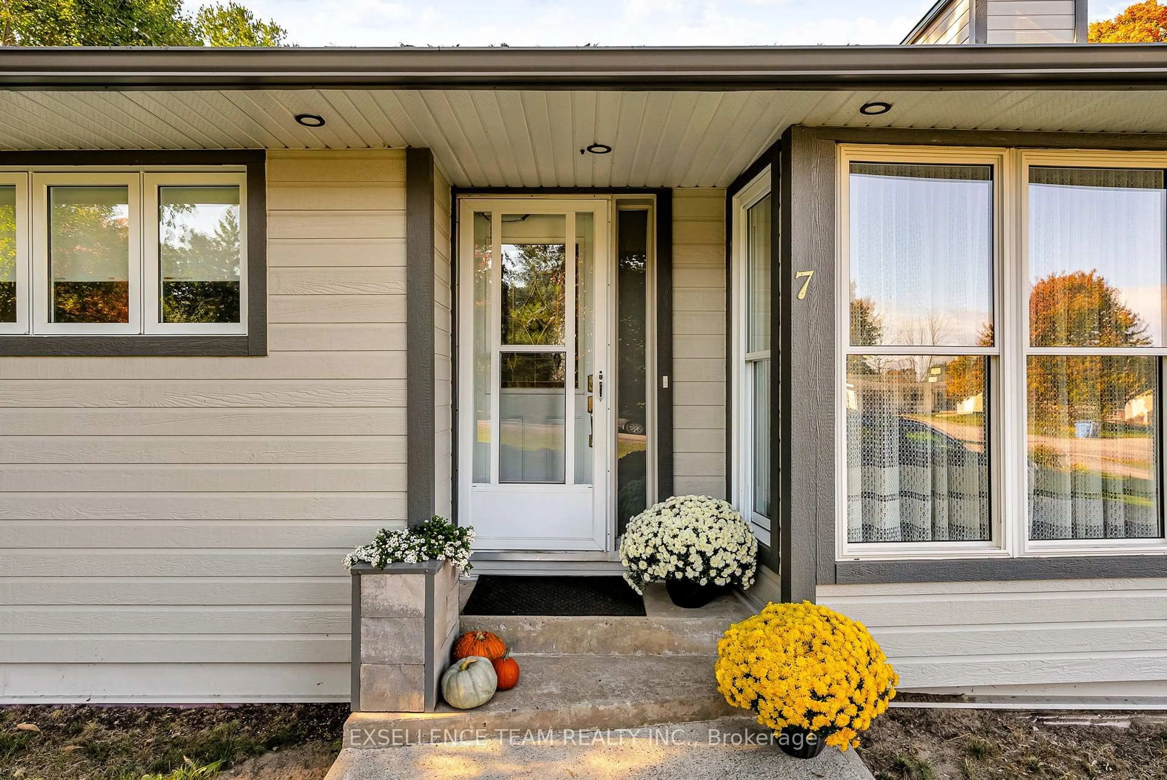 Home with vinyl exterior material, street for 7 Hillview Circ, Champlain Ontario K0B 1R0