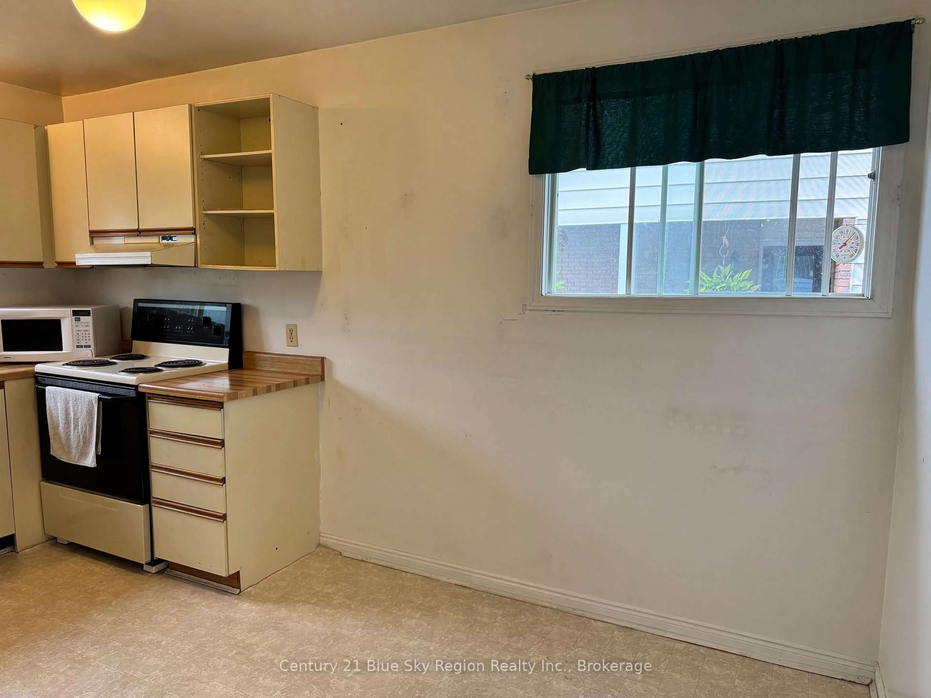 Standard kitchen, unknown for 34 McGibbon St, North Bay Ontario P1B 8R6