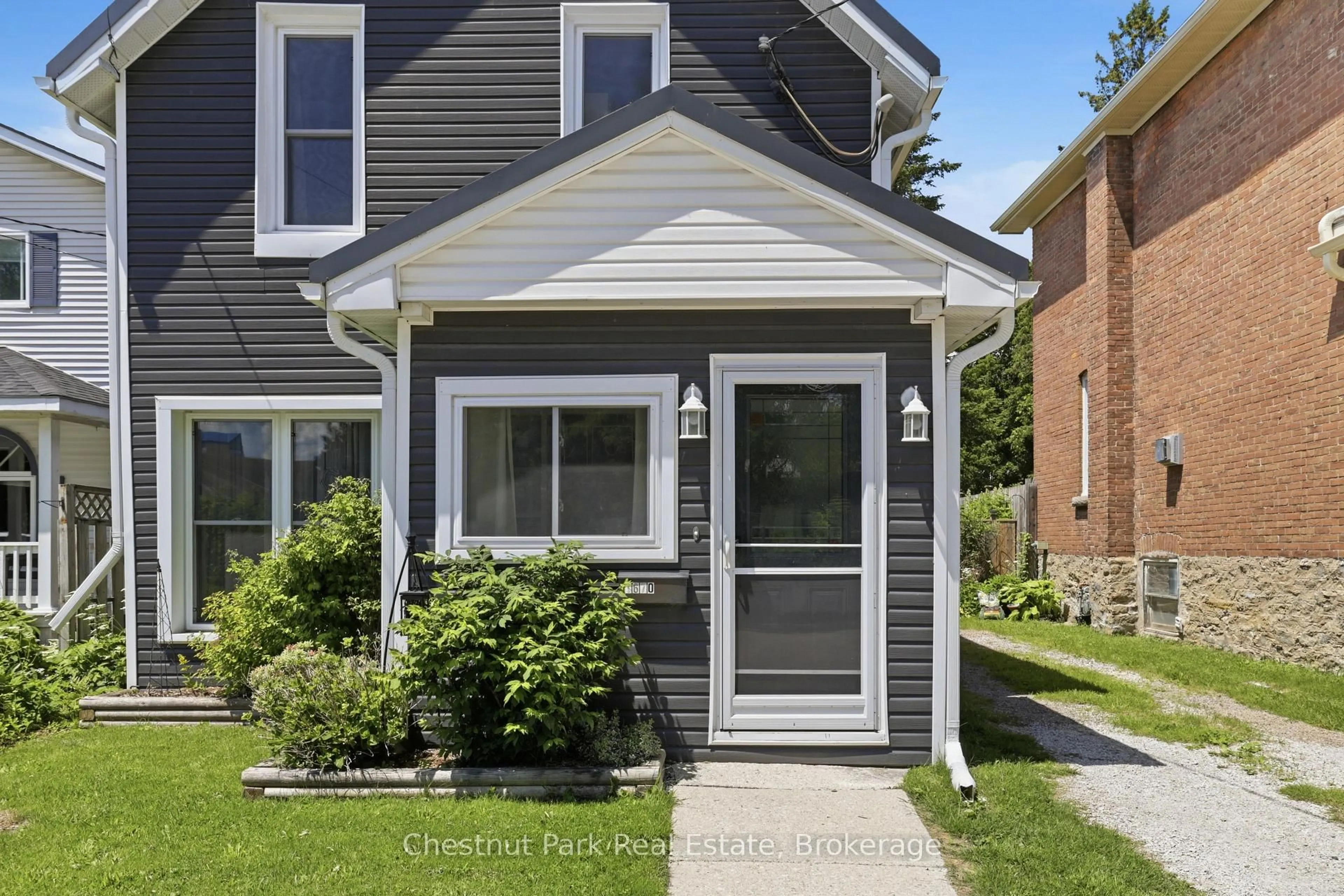 Home with vinyl exterior material, street for 1670 3rd Ave, Owen Sound Ontario N4K 4R4