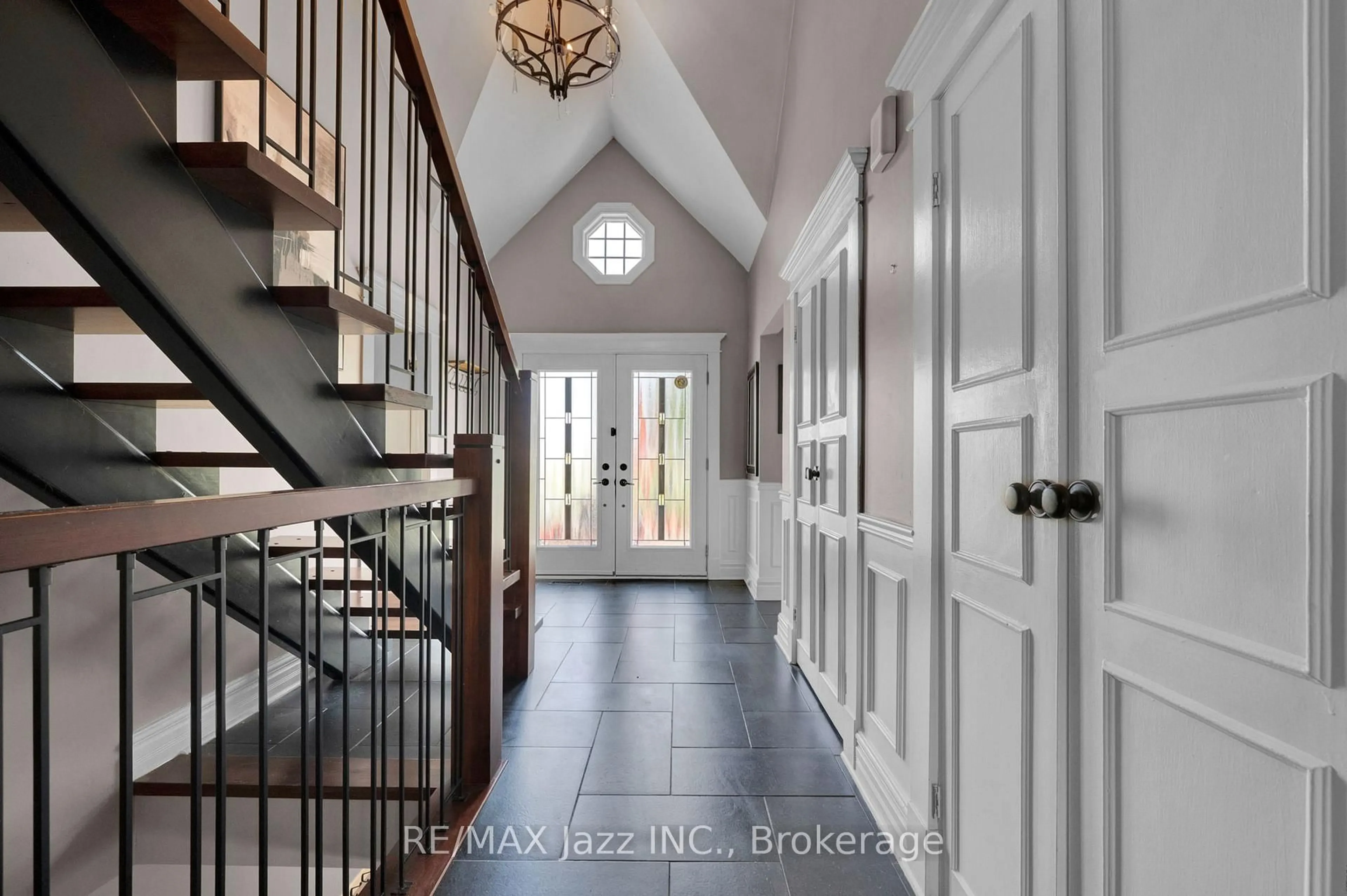 Indoor entryway for 1674 Hooton Dr, Cavan Monaghan Ontario L0A 1C0