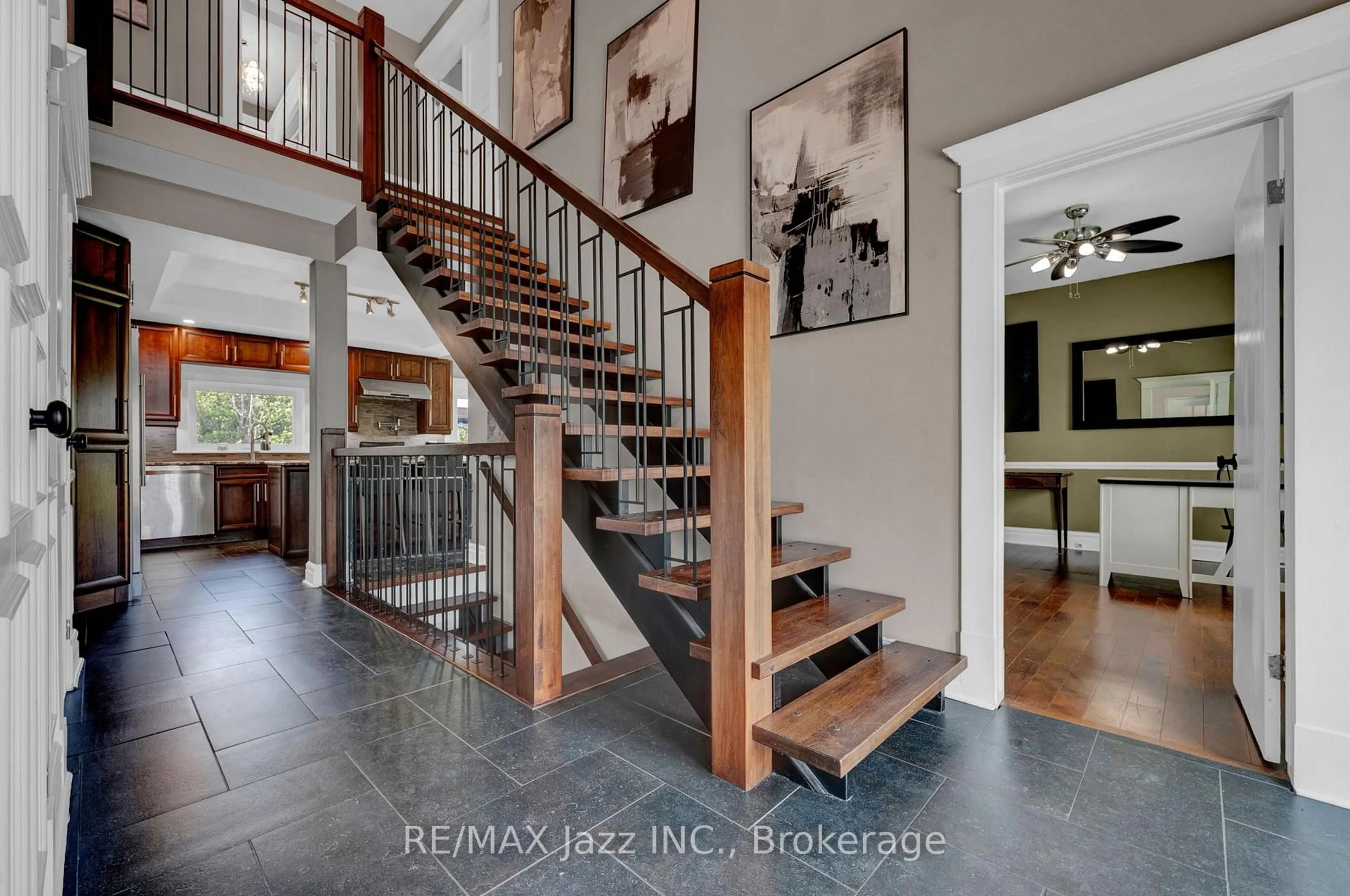 Indoor entryway for 1674 Hooton Dr, Cavan Monaghan Ontario L0A 1C0