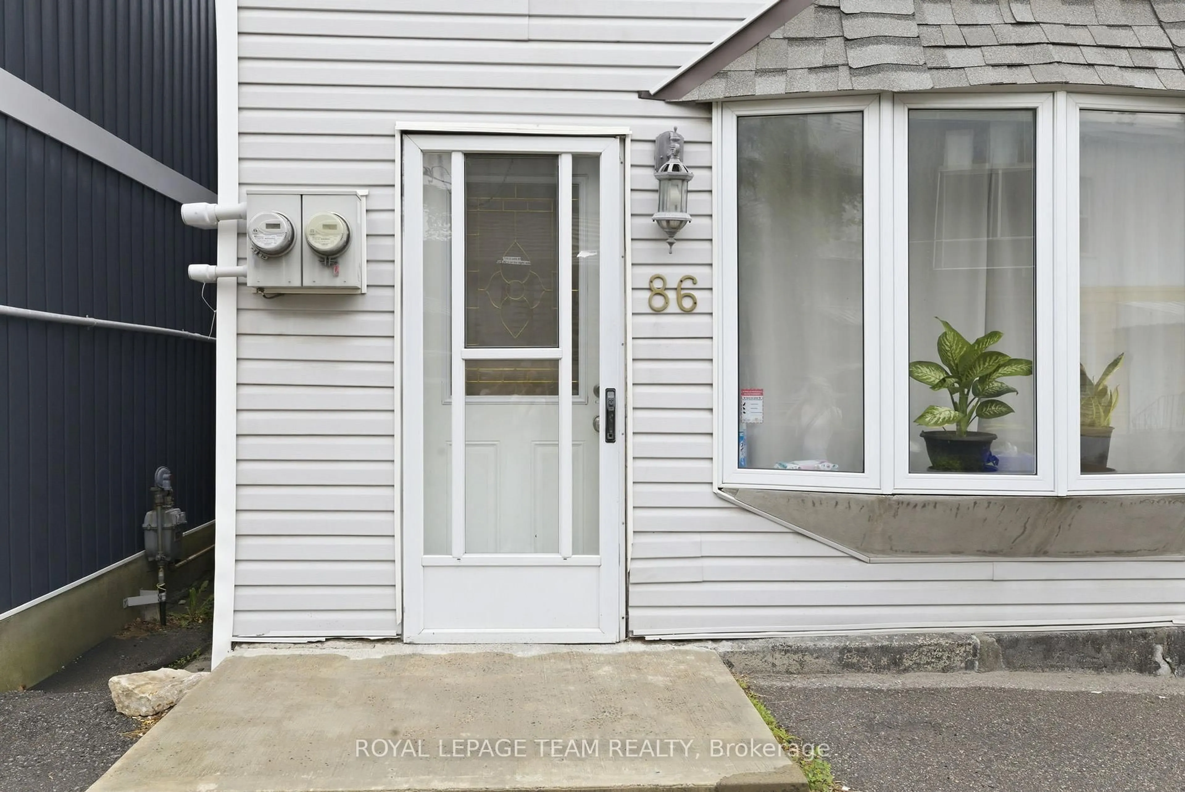 Indoor entryway for 86 Merton St, Ottawa Ontario K1Y 1V7