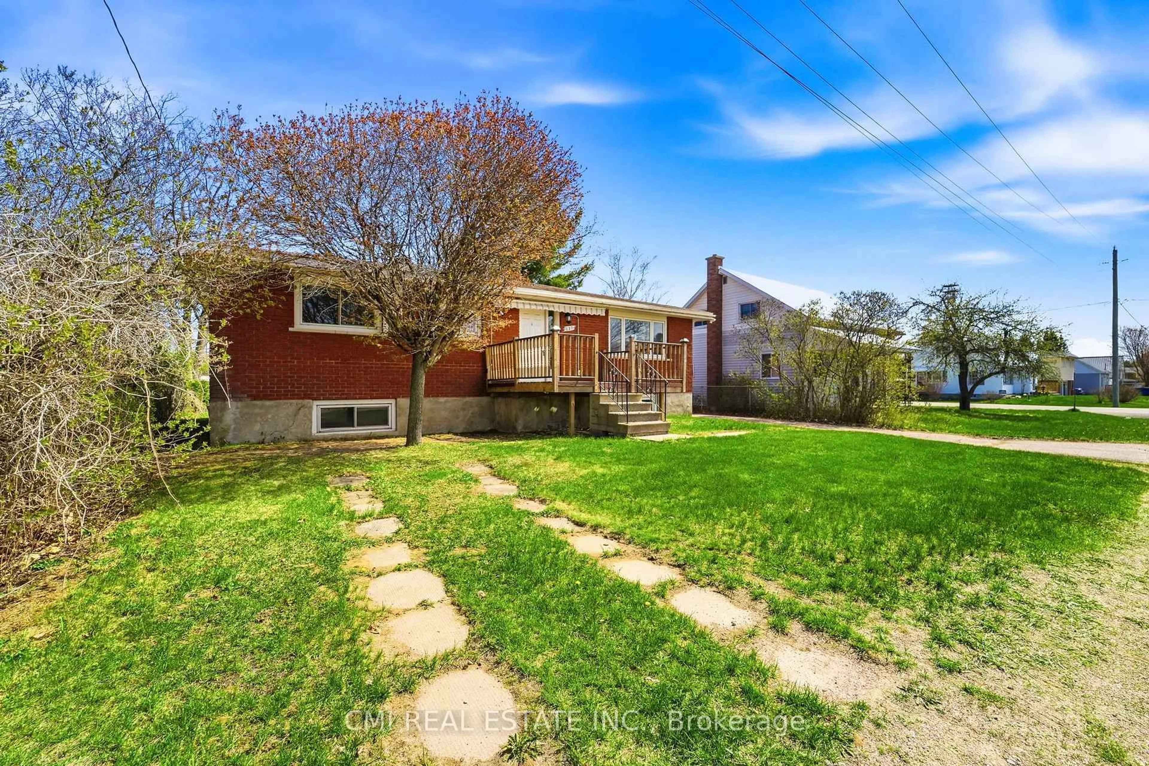 A pic from outside/outdoor area/front of a property/back of a property/a pic from drone, street for 625 First Ave, Pembroke Ontario K8A 5E3