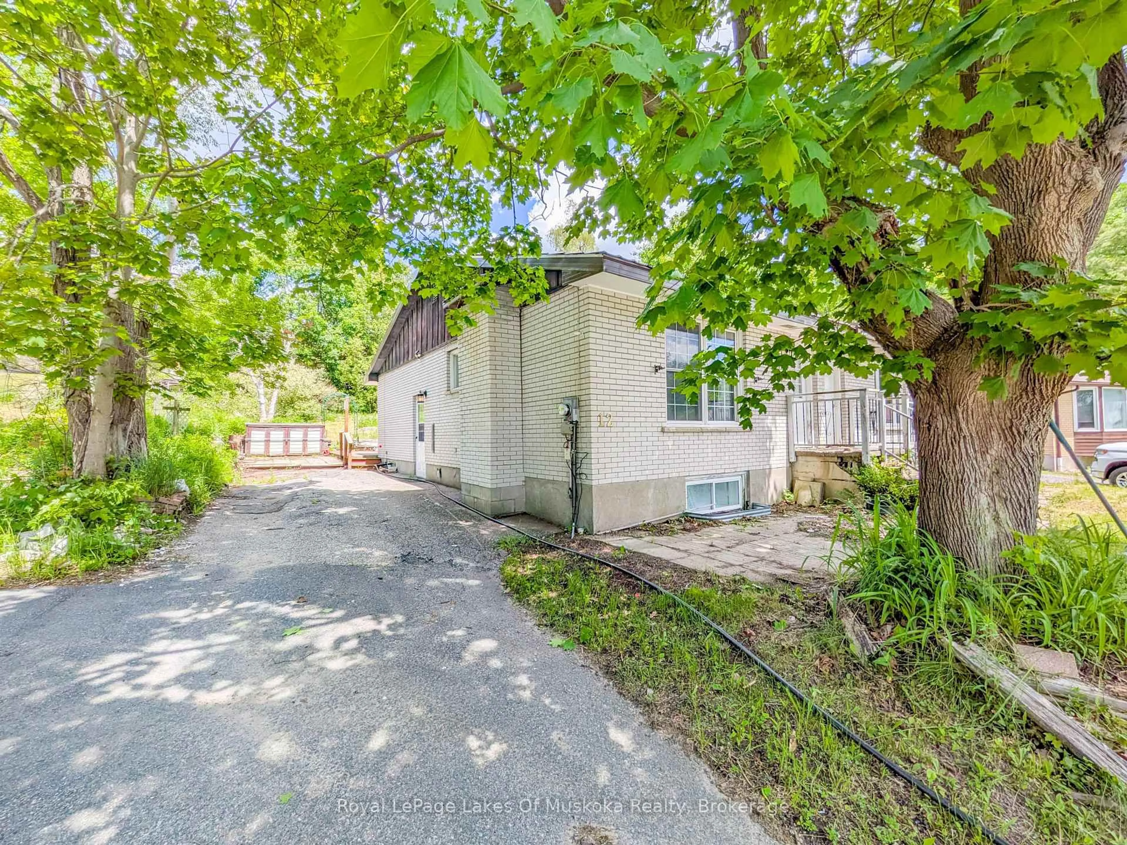 A pic from outside/outdoor area/front of a property/back of a property/a pic from drone, street for 12 Valley Dr, Bracebridge Ontario P1L 1B8