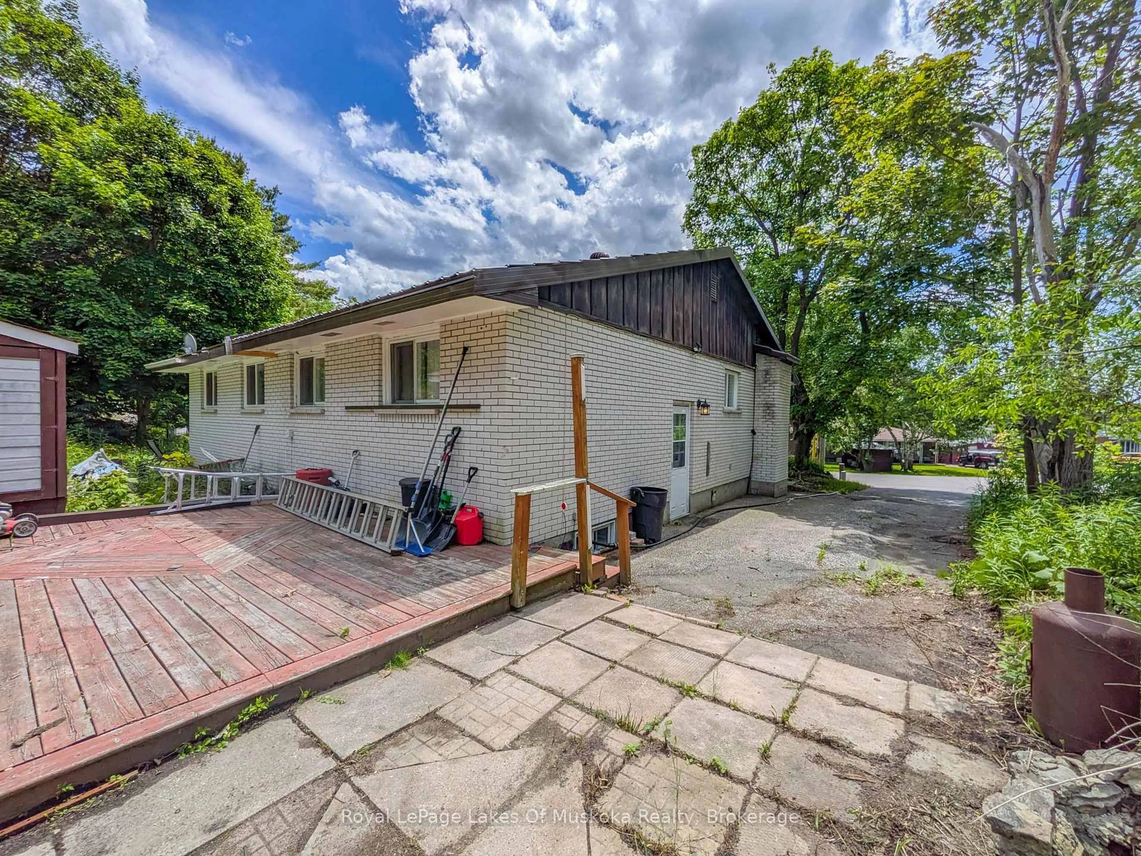 A pic from outside/outdoor area/front of a property/back of a property/a pic from drone, street for 12 Valley Dr, Bracebridge Ontario P1L 1B8