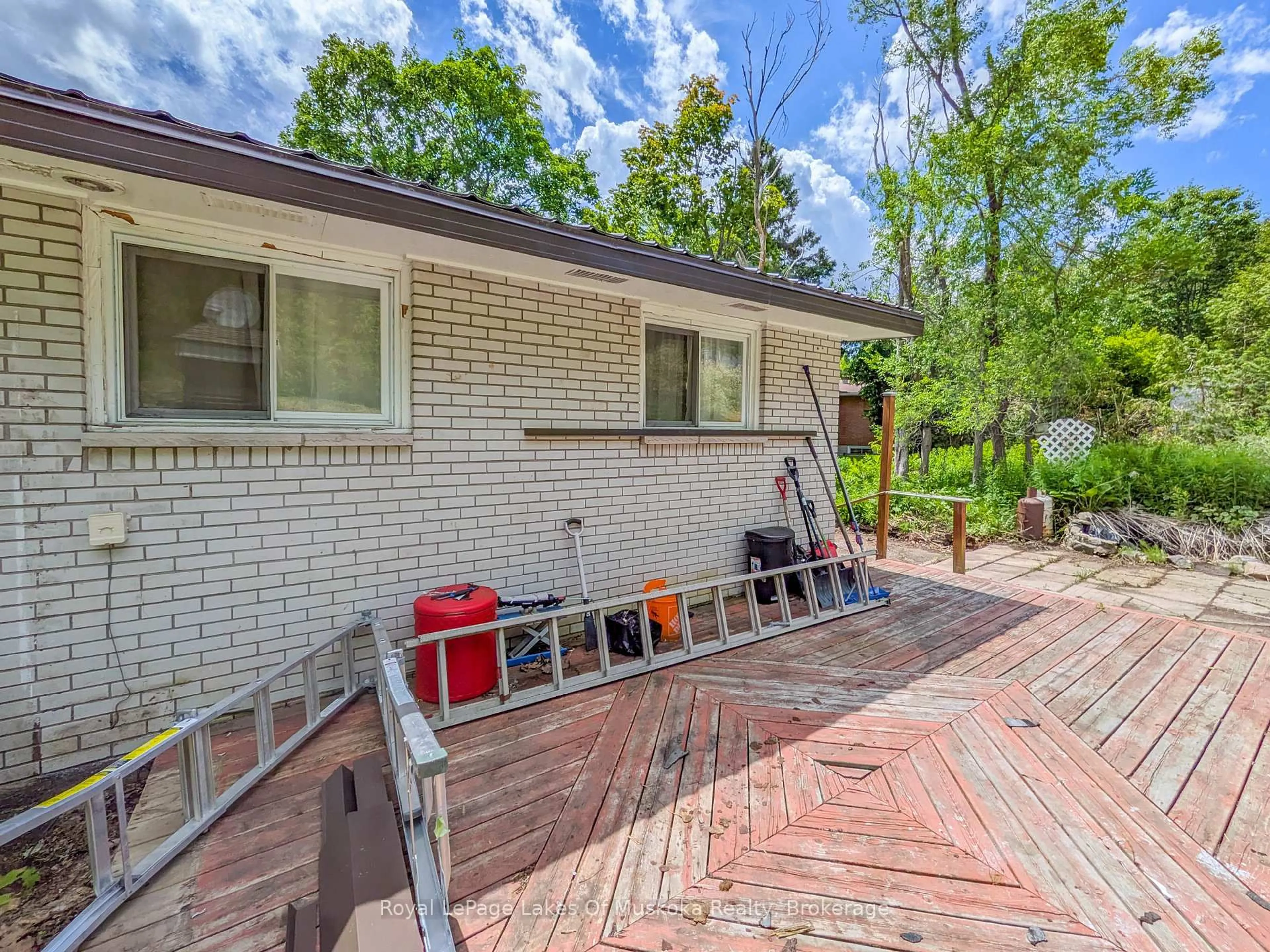 Patio, street for 12 Valley Dr, Bracebridge Ontario P1L 1B8