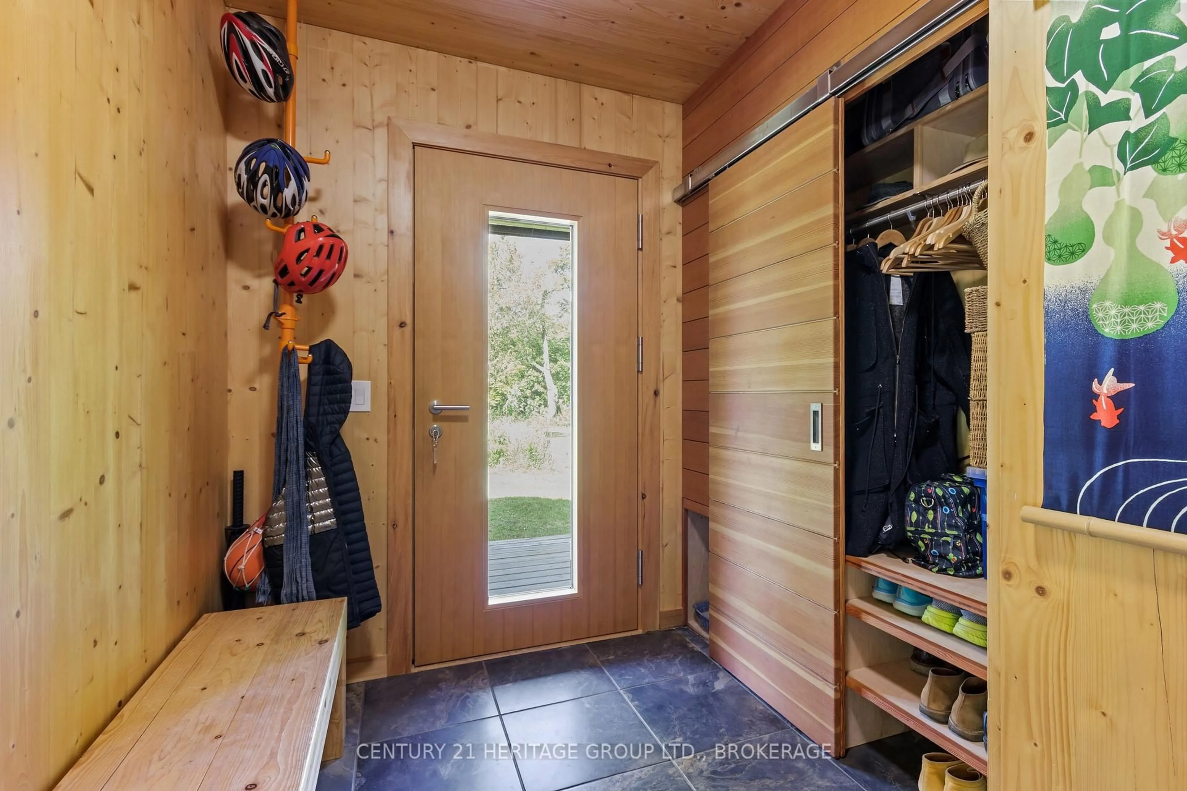 Indoor entryway for 1307 Going St, Wolfe Island Ontario K0H 2Y0