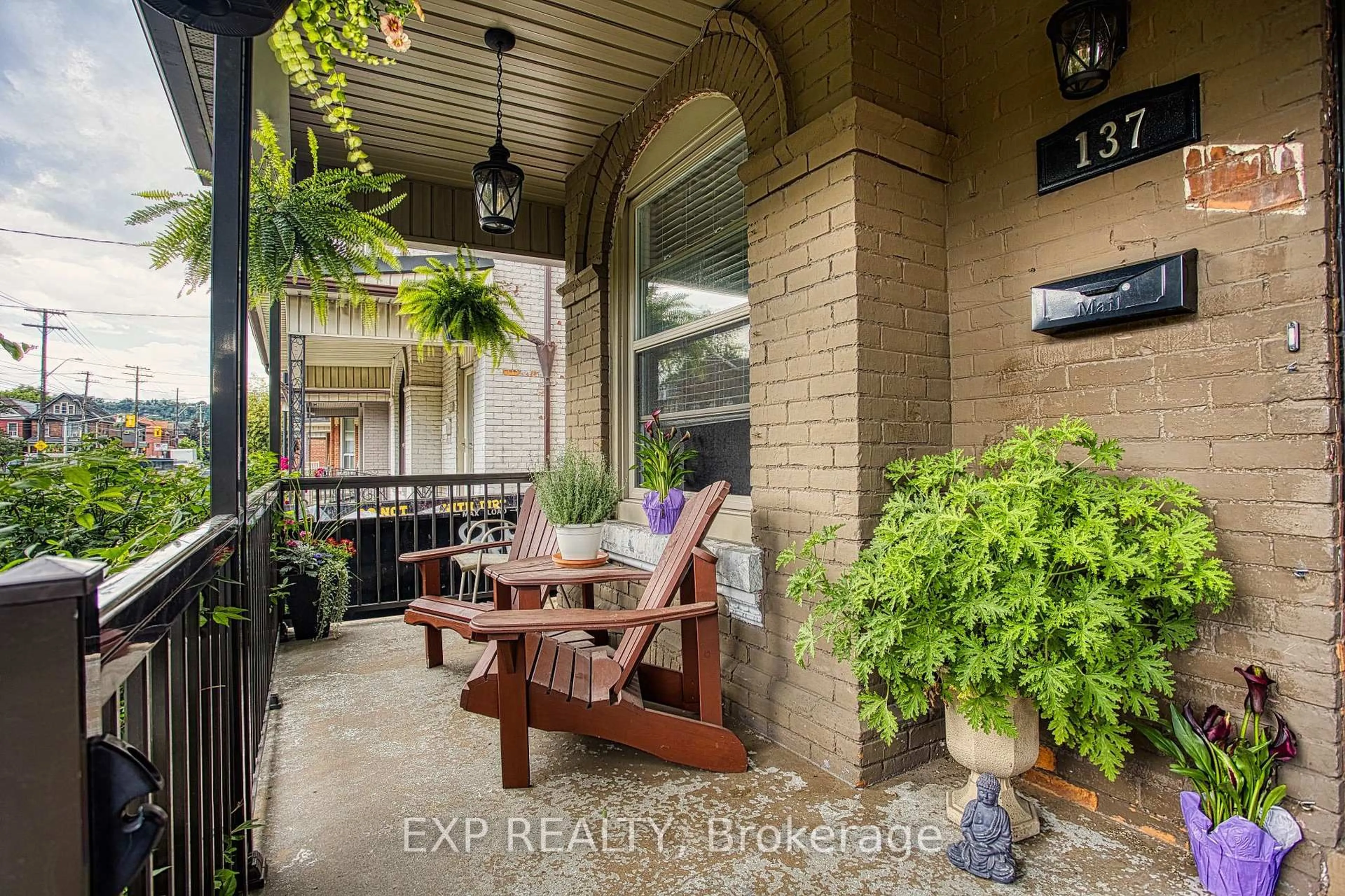 Indoor entryway for 137 Wentworth St, Hamilton Ontario L8L 5V6