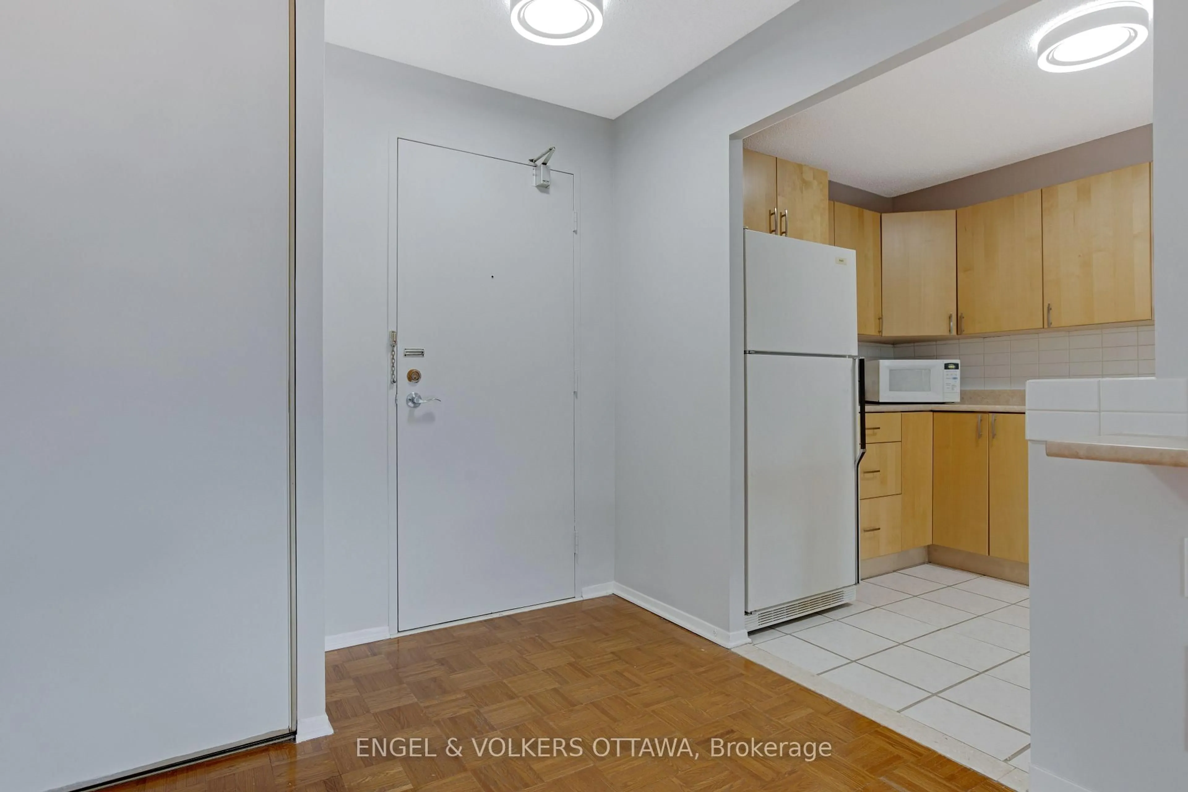 Standard kitchen, unknown for 665 Bathgate Dr #301, Ottawa Ontario K1K 3Y4