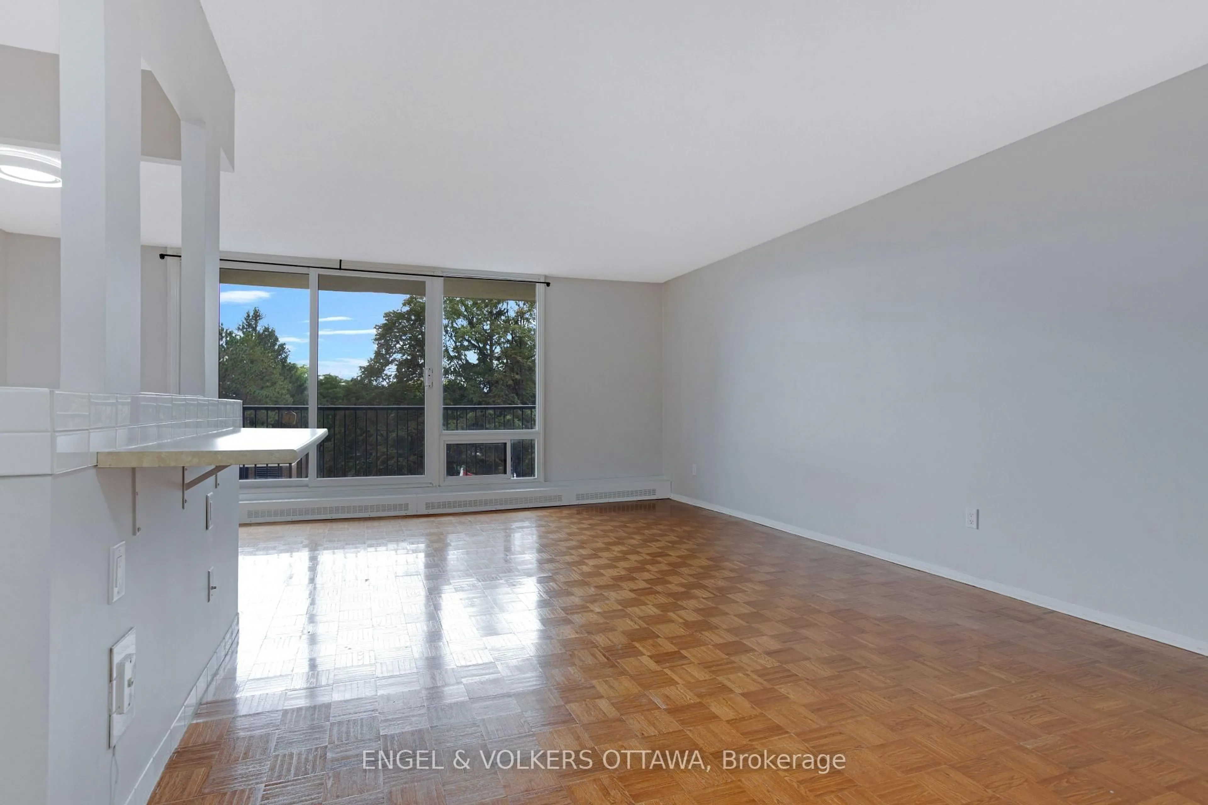 A pic of a room for 665 Bathgate Dr #301, Ottawa Ontario K1K 3Y4