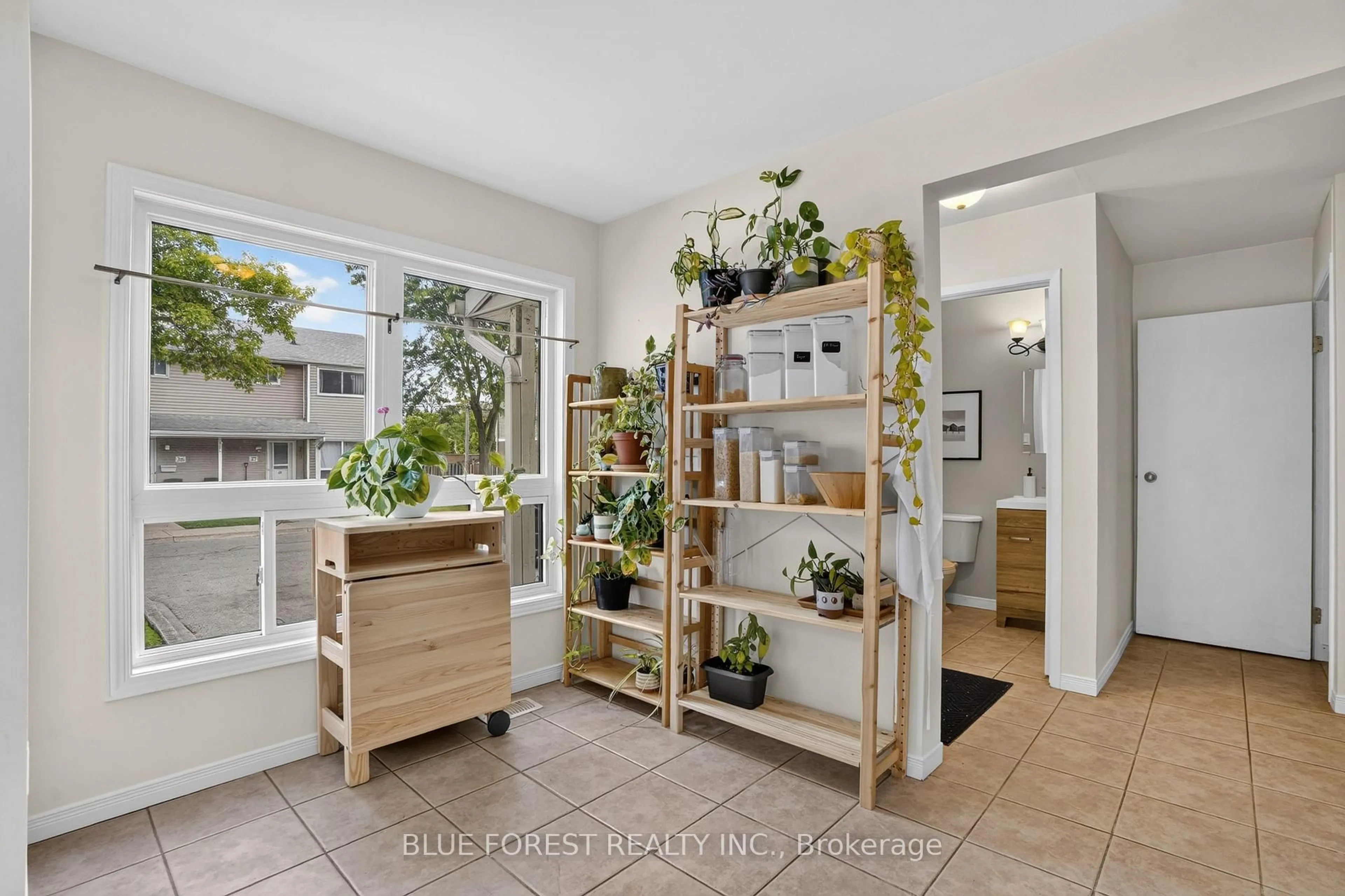 Indoor entryway for 409 Thompson Rd #2, London South Ontario N5Z 4Z1