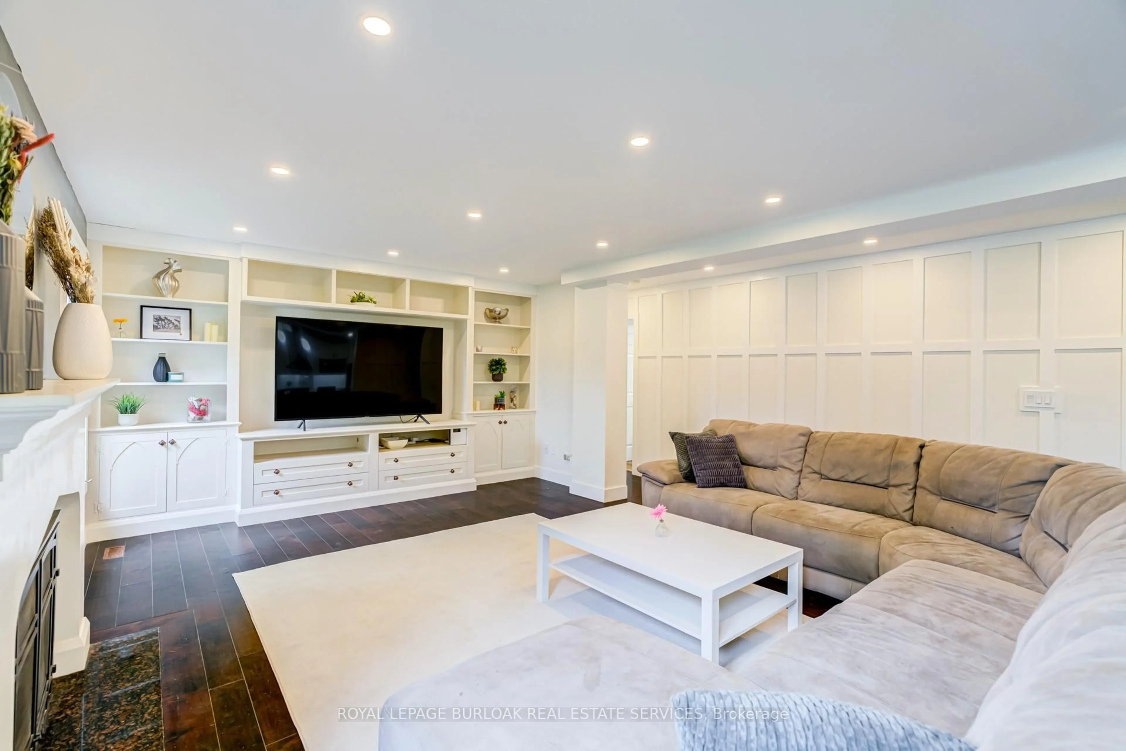 Living room with furniture, wood/laminate floor for 181 Golf Links Rd, Hamilton Ontario L9G 2N4