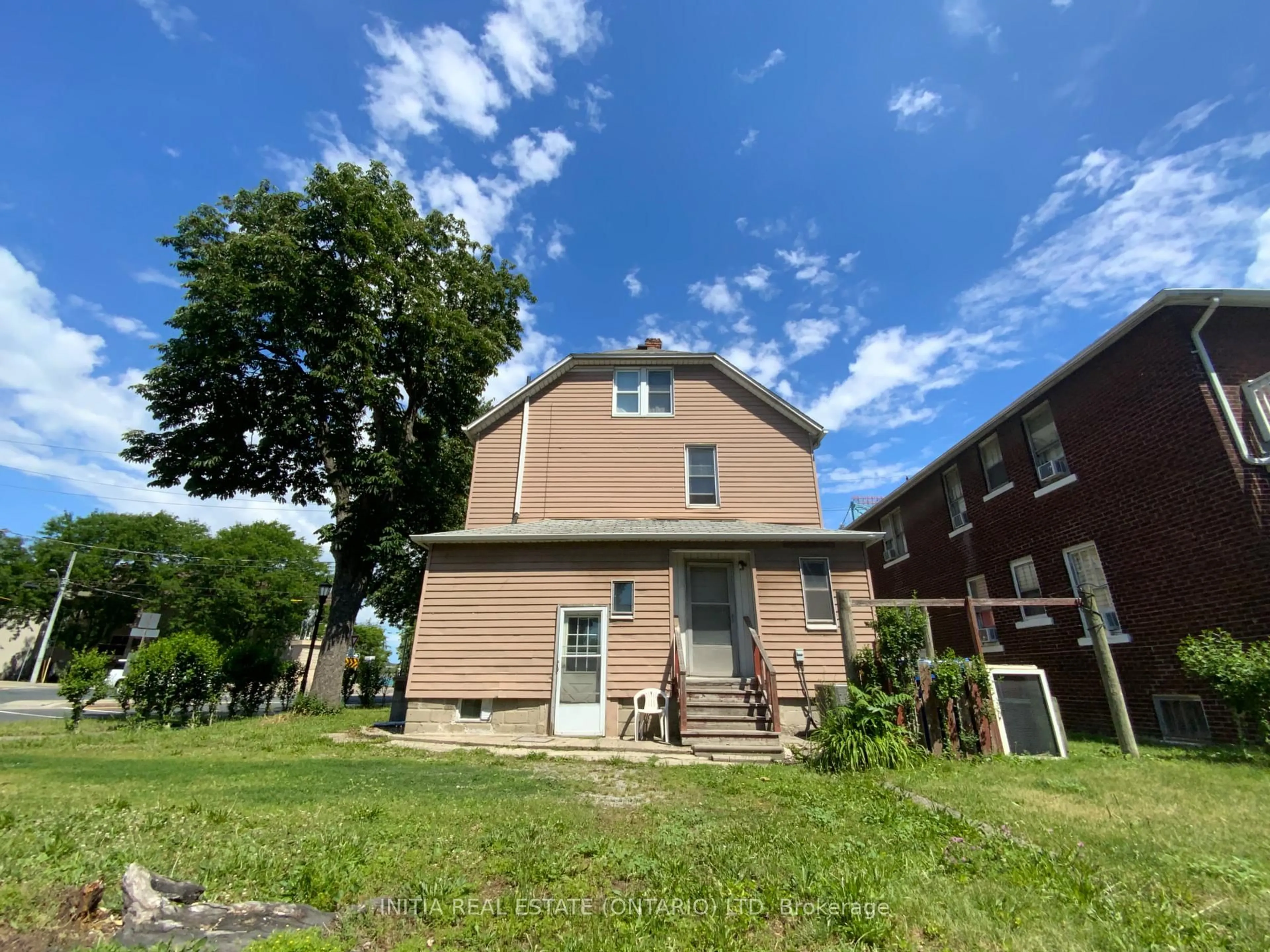Unknown for 2995 University Ave, Windsor Ontario N9C 1G4