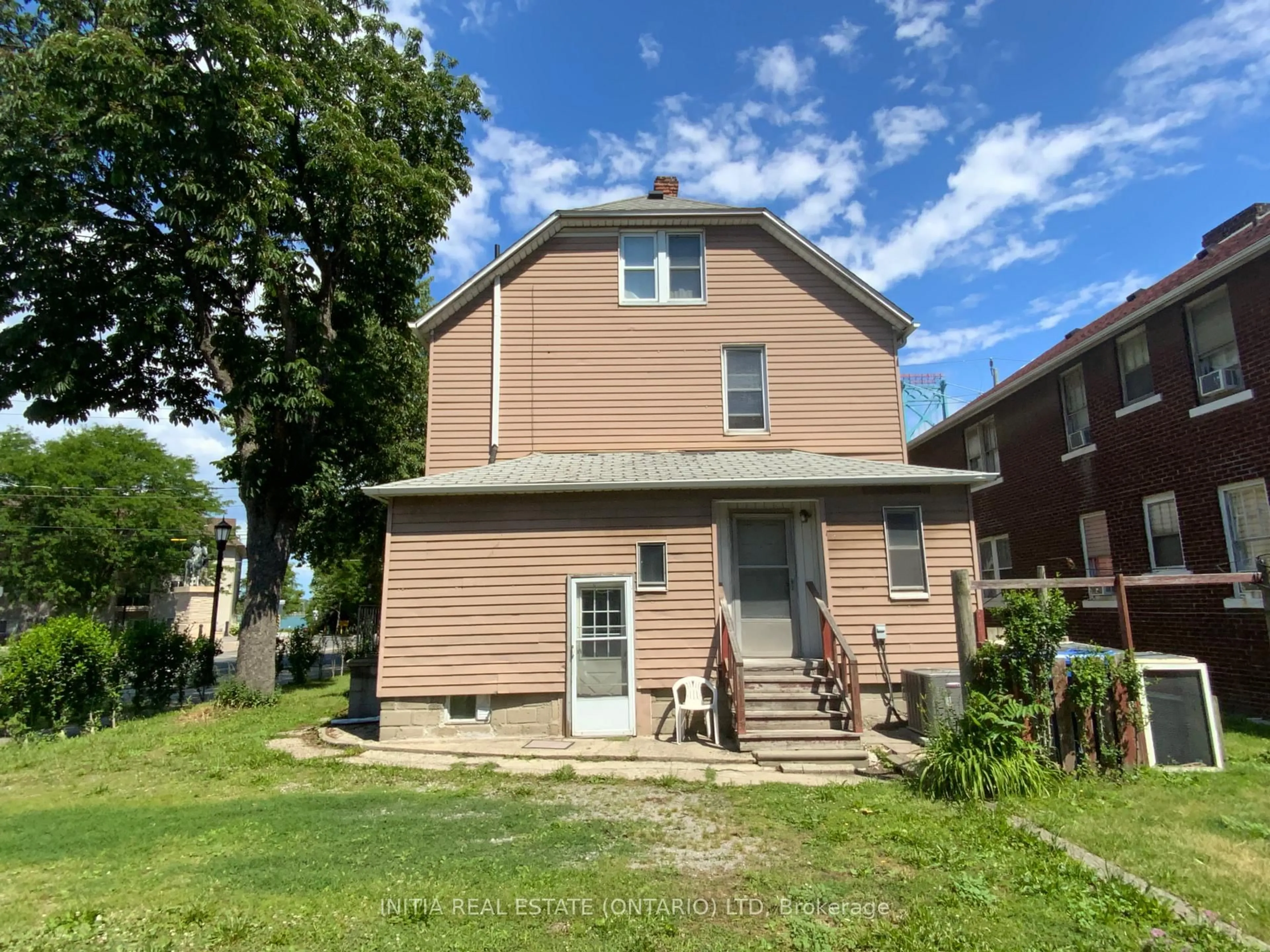 Unknown for 2995 University Ave, Windsor Ontario N9C 1G4