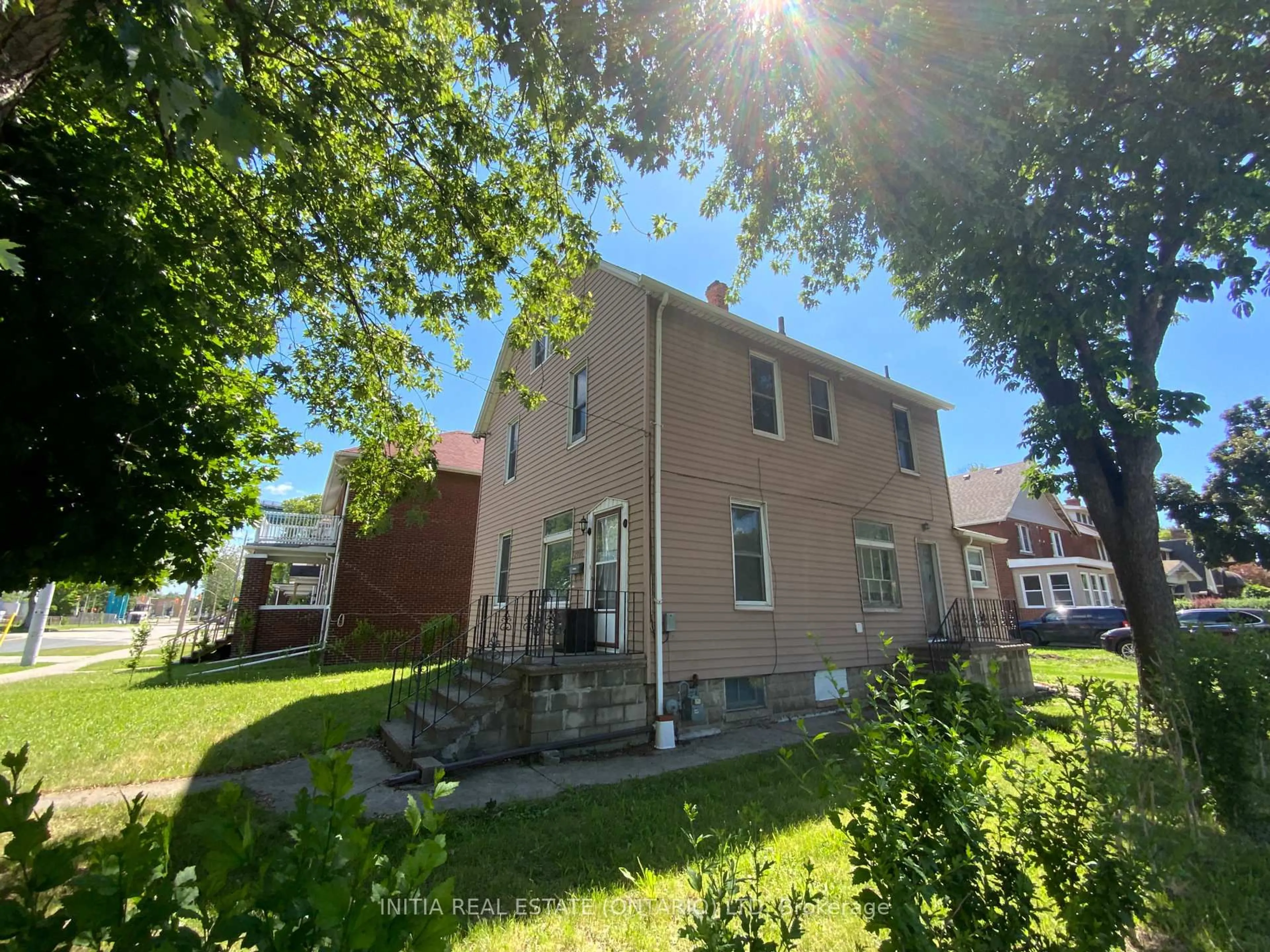 A pic from outside/outdoor area/front of a property/back of a property/a pic from drone, street for 2995 University Ave, Windsor Ontario N9C 1G4