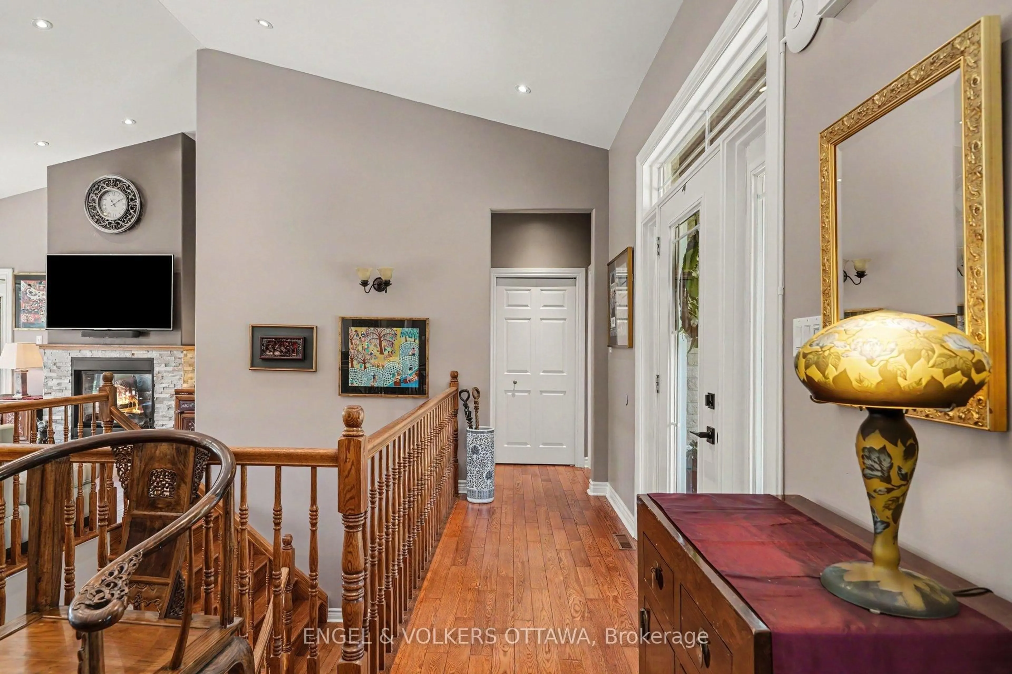 Indoor foyer for 382 Craig Rd, North Grenville Ontario K0G 1S0