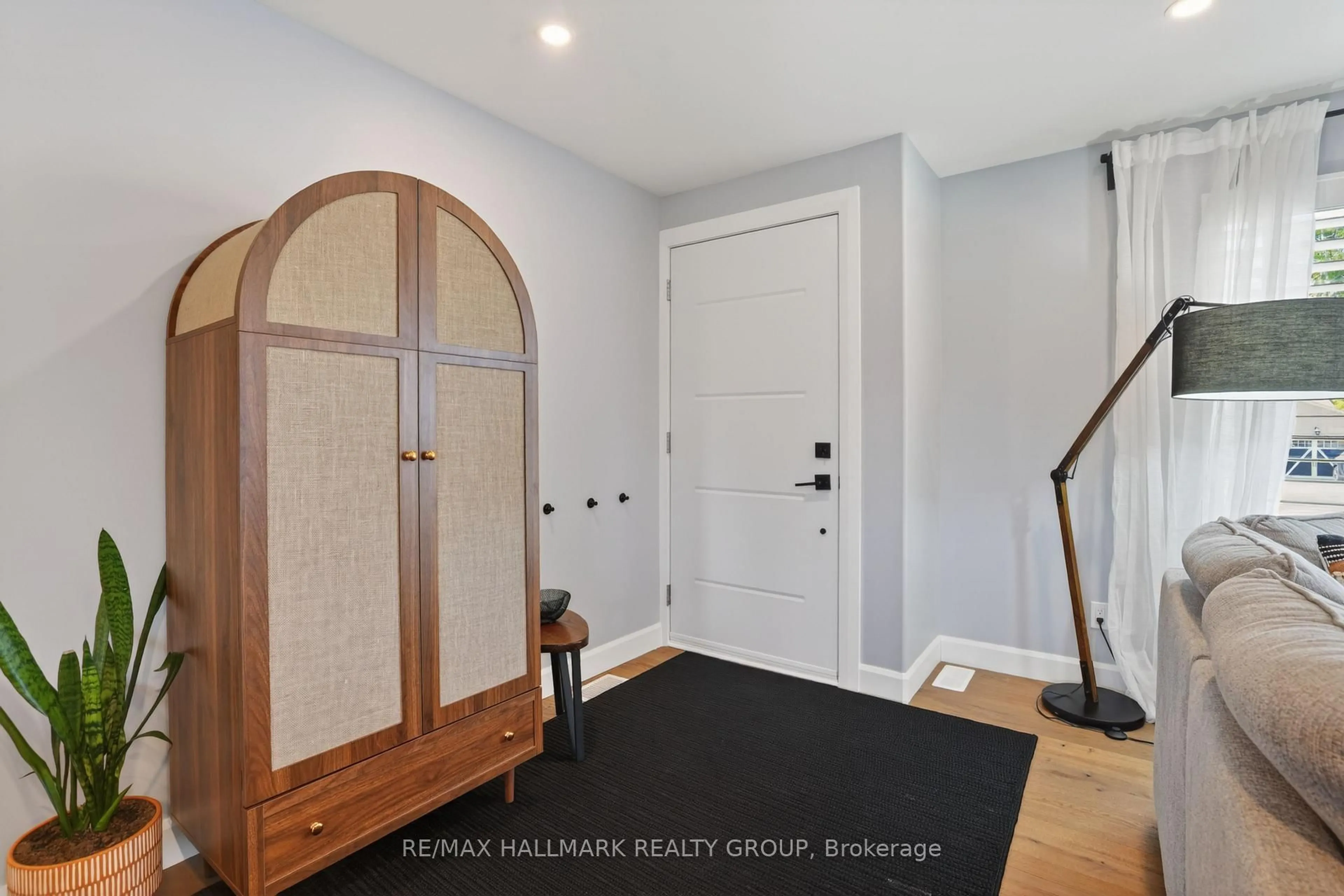Indoor entryway for 1583 MAXIME St, Ottawa Ontario K1B 3K9