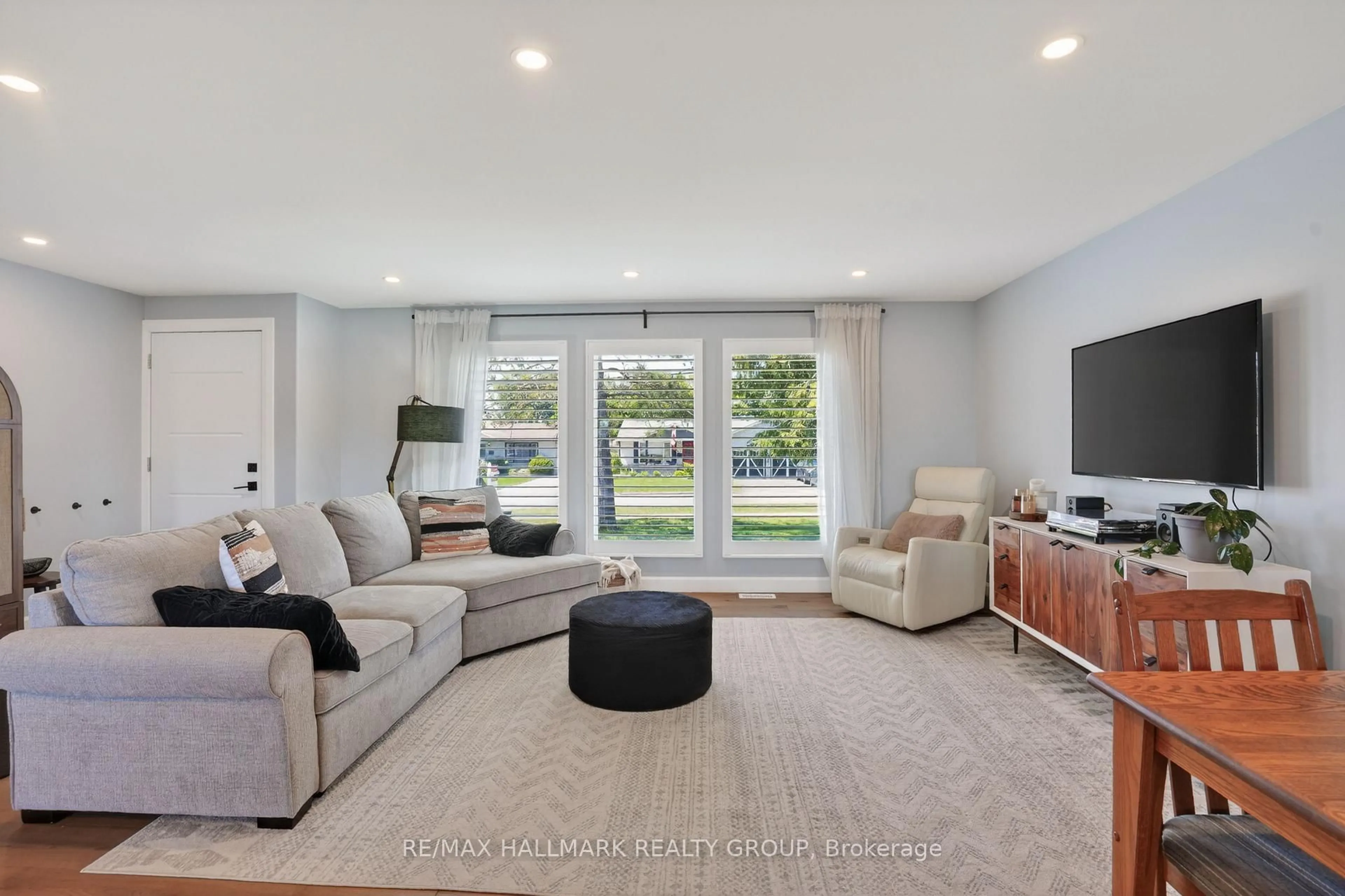 Living room with furniture, unknown for 1583 MAXIME St, Ottawa Ontario K1B 3K9
