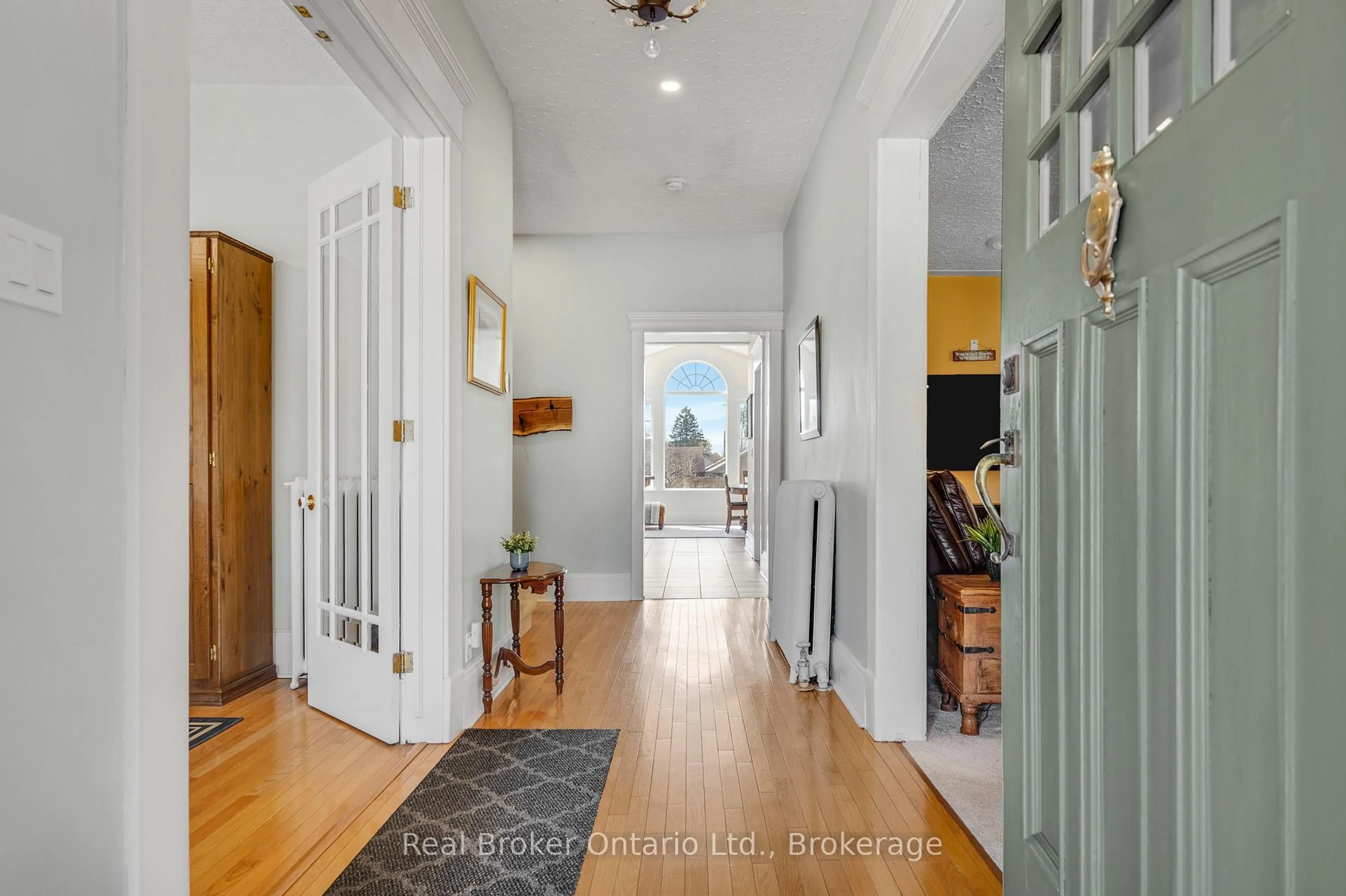 Indoor entryway for 739 Colborne St, Brantford Ontario N3S 3R9
