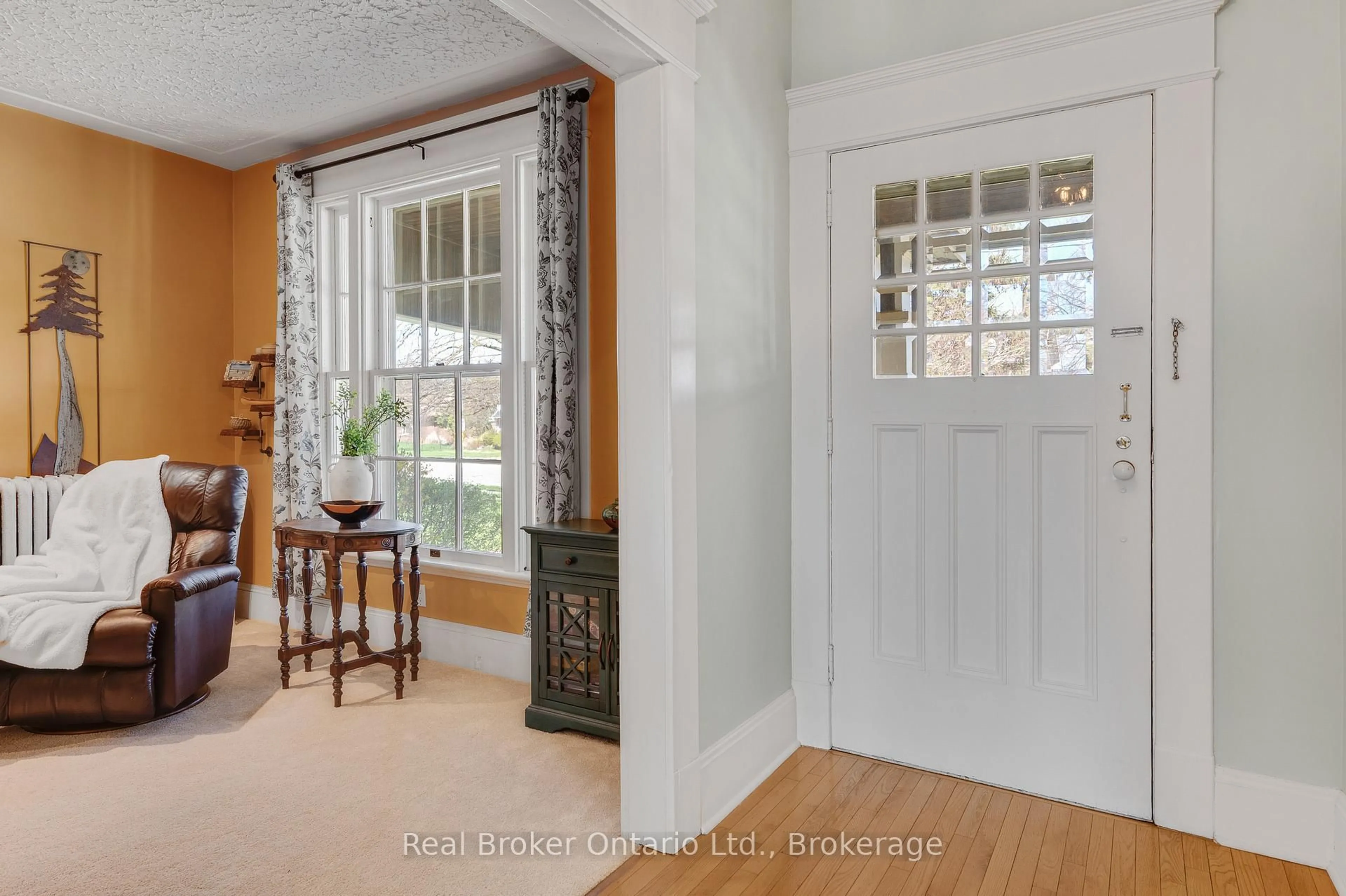 Indoor entryway for 739 Colborne St, Brantford Ontario N3S 3R9