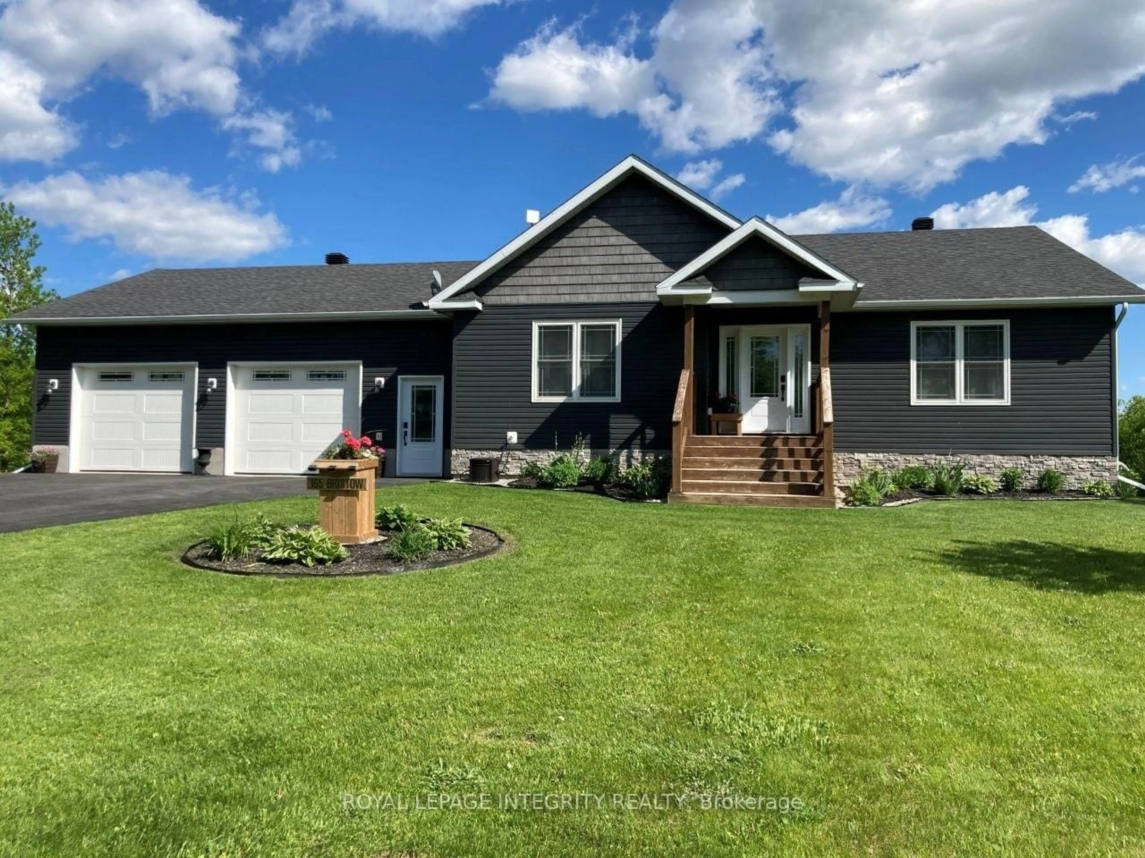 Home with vinyl exterior material, unknown for 165 Bristow Dr, Smiths Falls Ontario K7A 5B8