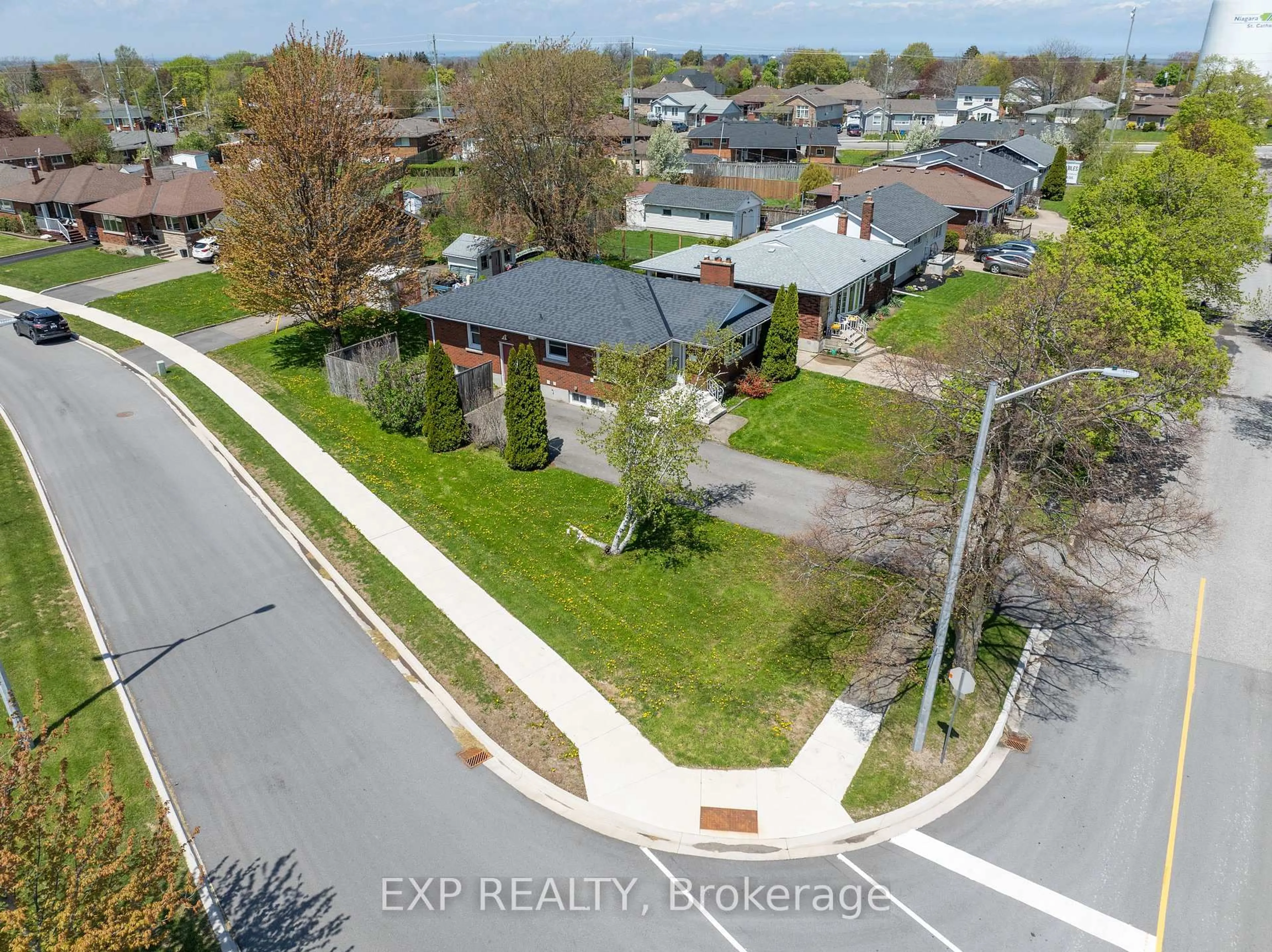 A pic from outside/outdoor area/front of a property/back of a property/a pic from drone, street for 51 Parkdale Dr, Thorold Ontario L2V 2N7