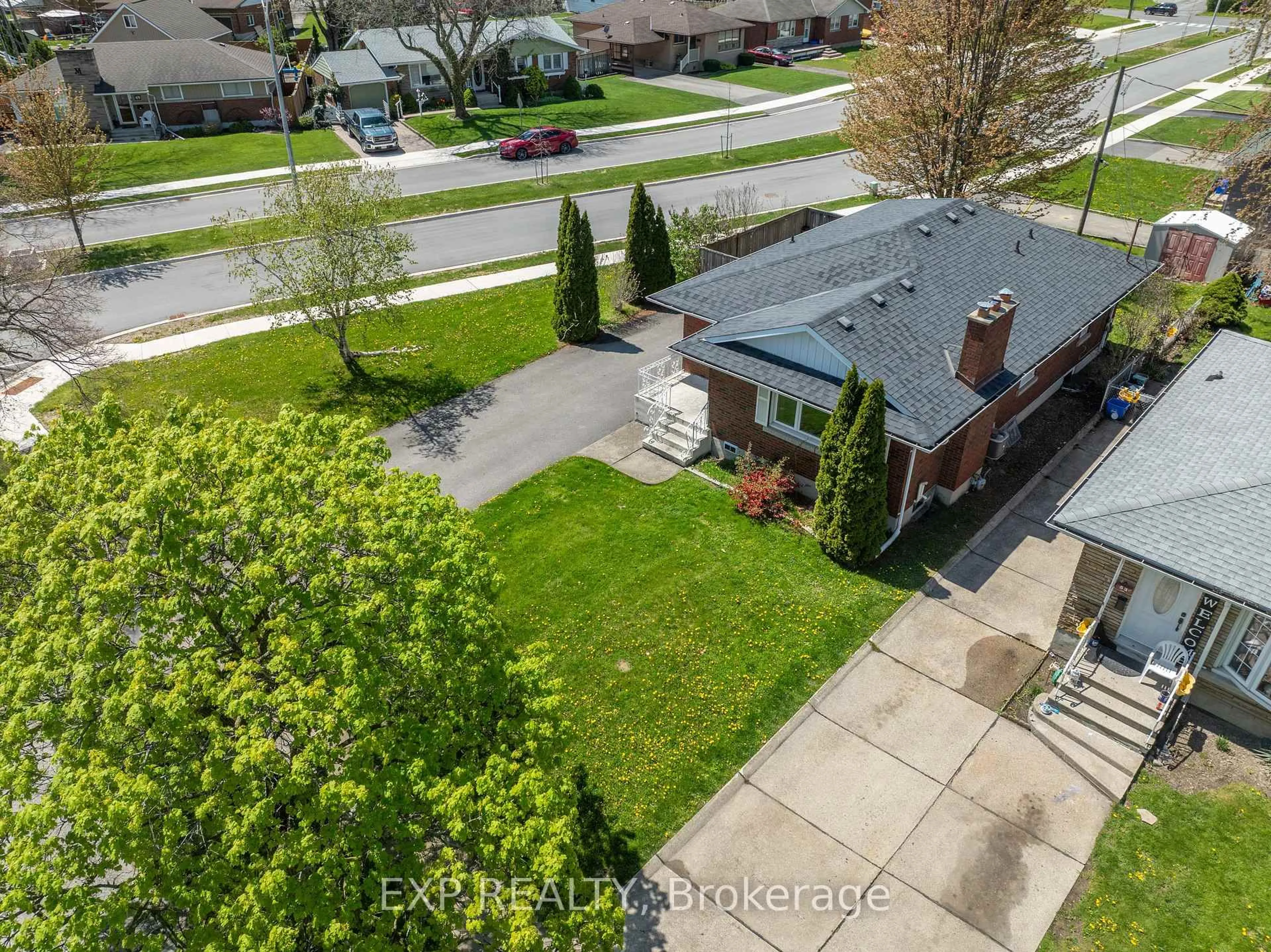 A pic from outside/outdoor area/front of a property/back of a property/a pic from drone, street for 51 Parkdale Dr, Thorold Ontario L2V 2N7