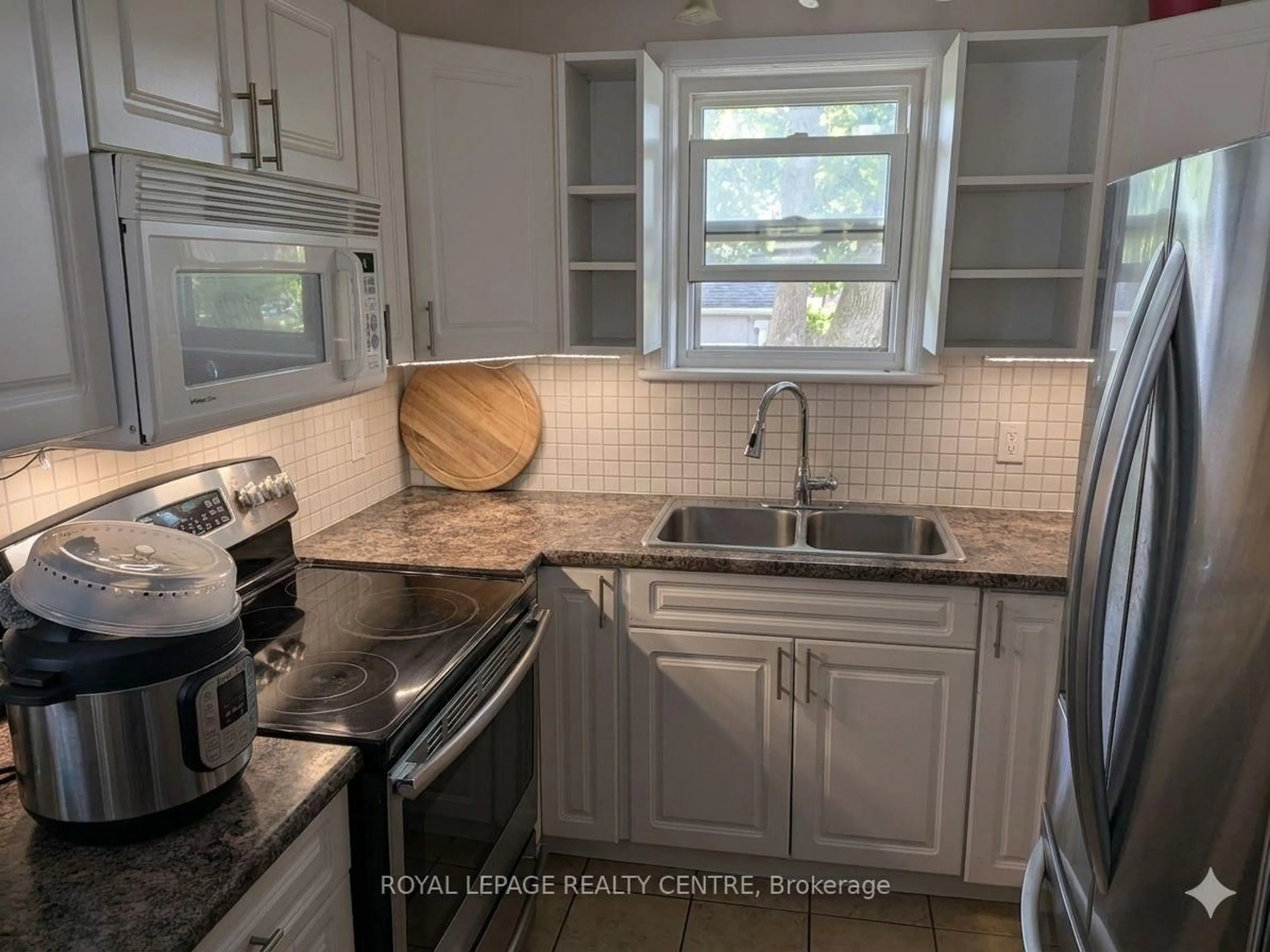 Standard kitchen, ceramic/tile floor for 114 First St, Hamilton Ontario L8G 1Y4