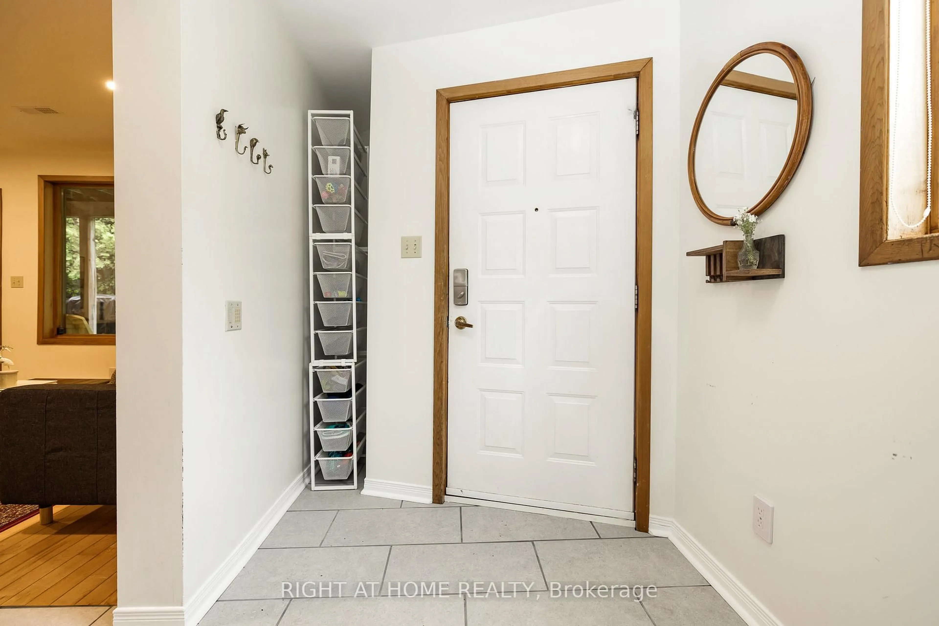 Indoor entryway for 1828 Burnt Lands Rd, Carp Ontario K0A 1L0