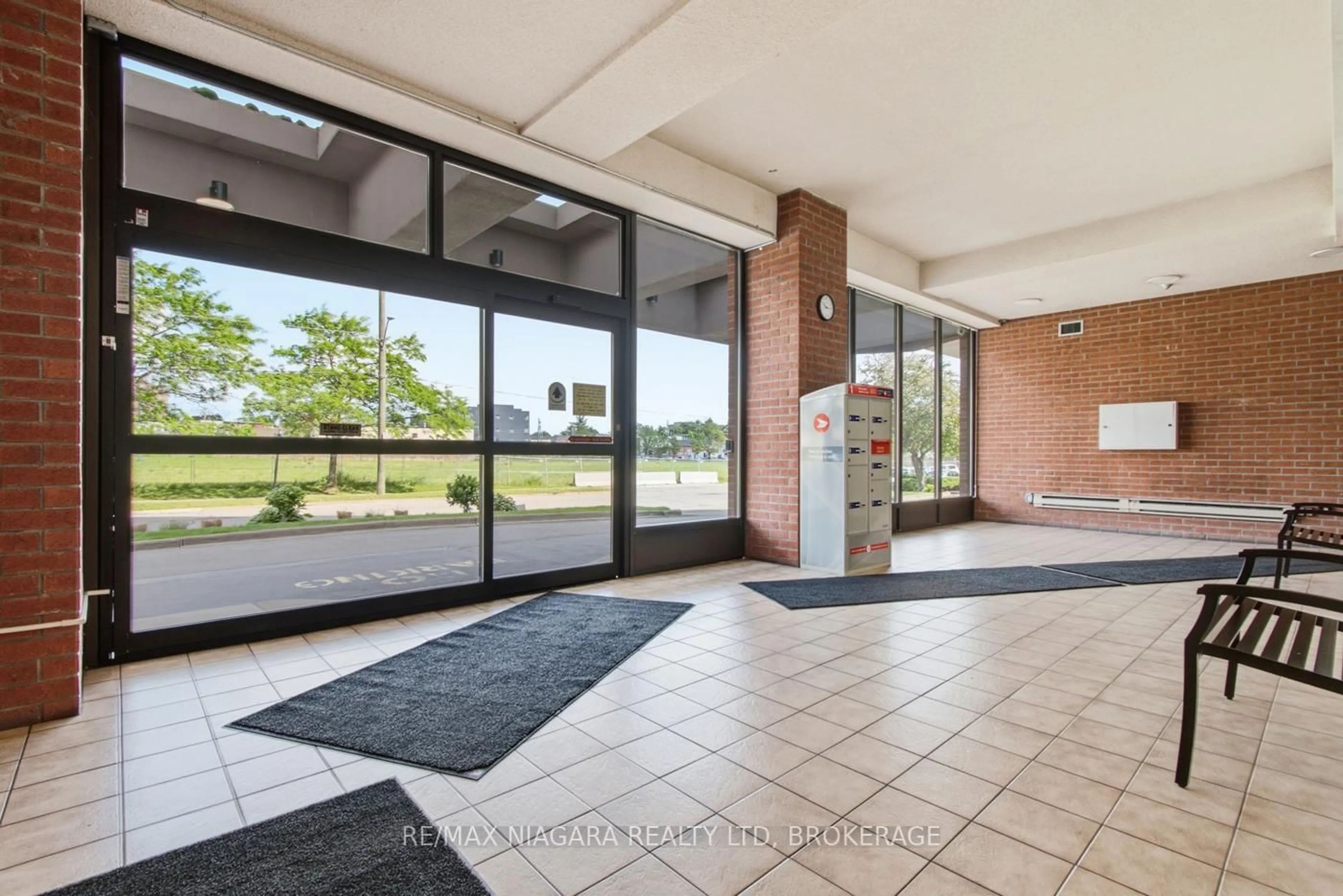Indoor foyer for 7 Gale Cres #1011, St. Catharines Ontario L2R 7M8