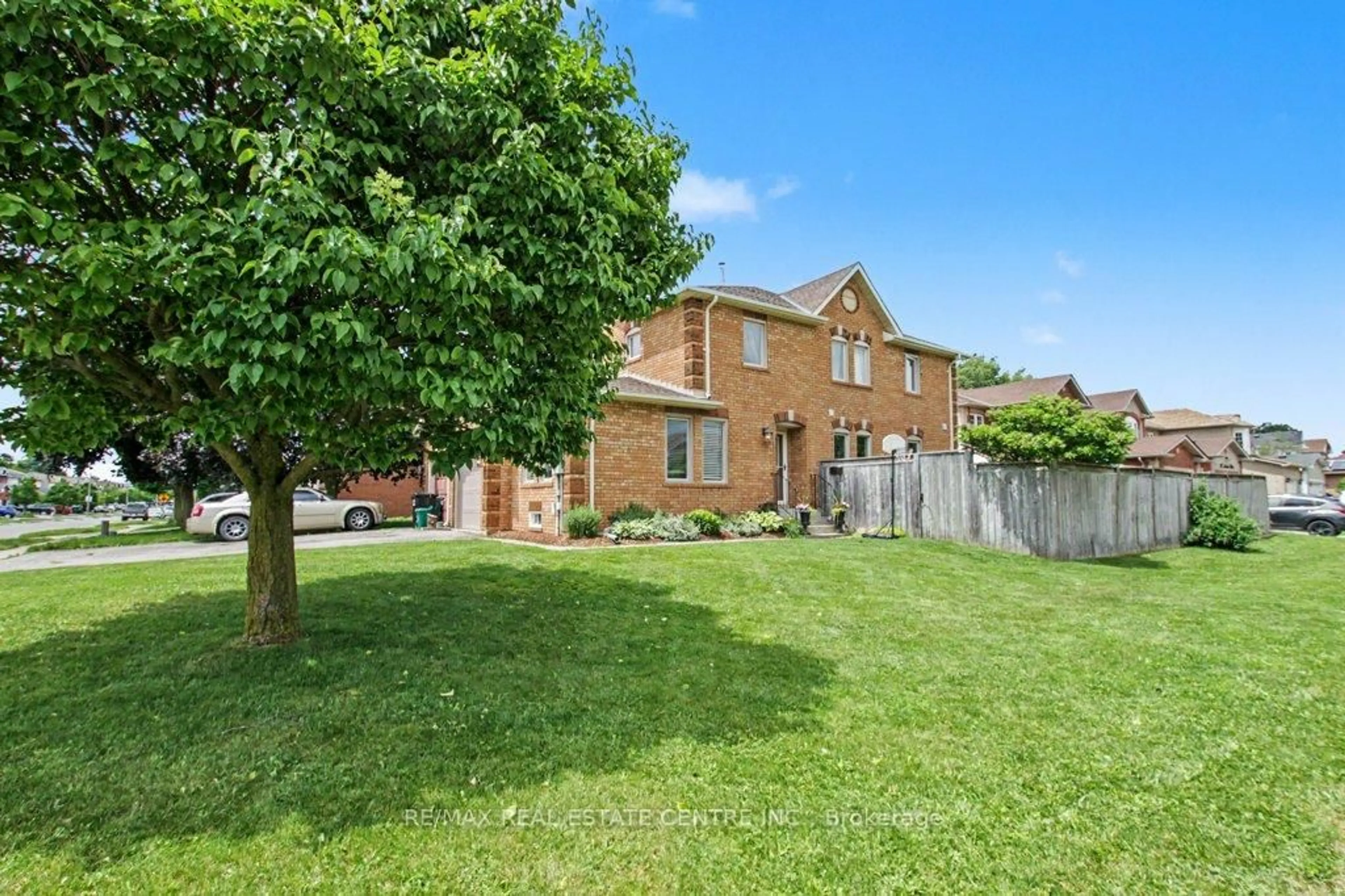 A pic from outside/outdoor area/front of a property/back of a property/a pic from drone, street for 278 Langlaw Dr, Cambridge Ontario N1P 1B7