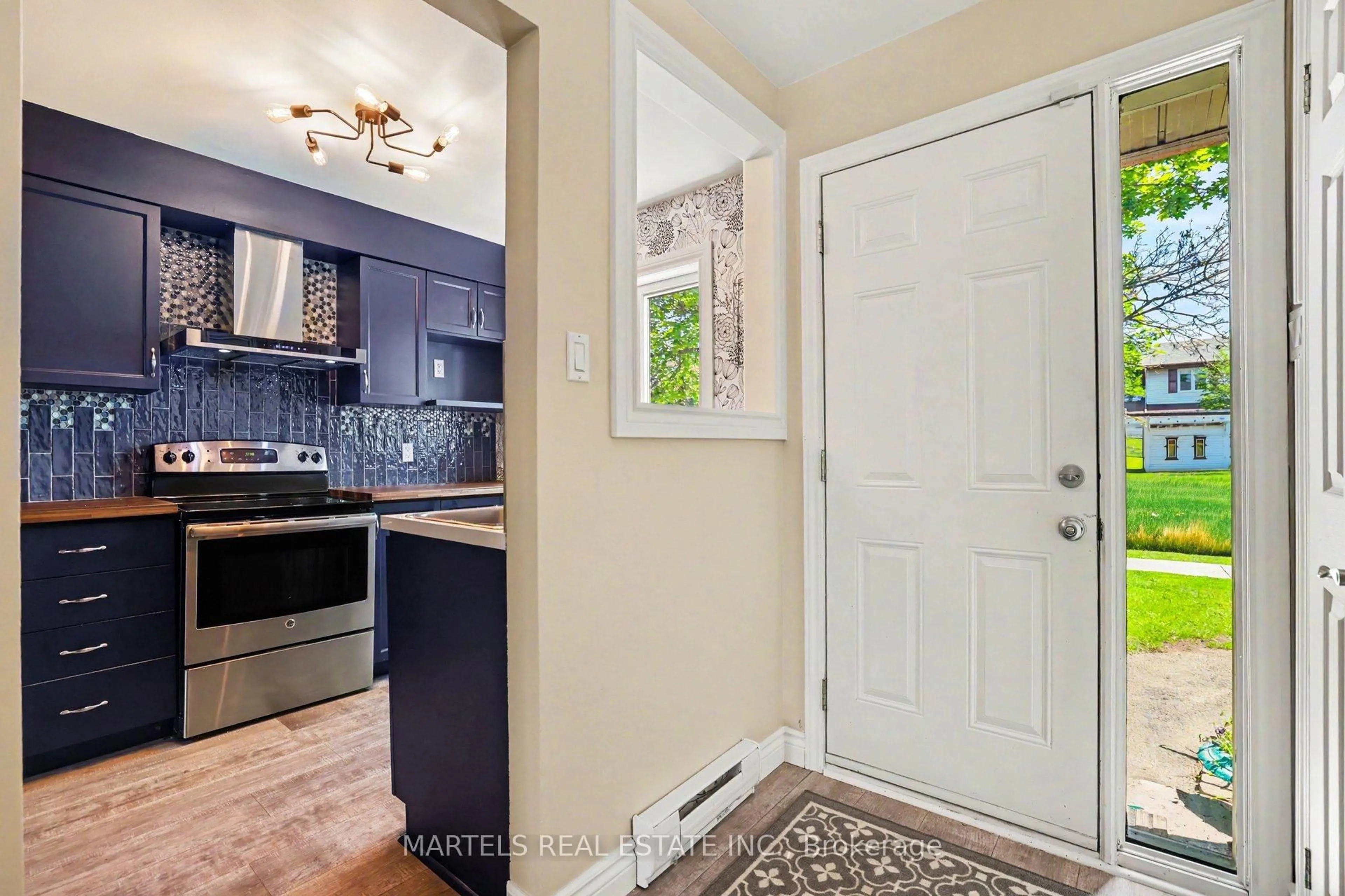Indoor entryway for 1374 Cedarcroft Cres, Ottawa Ontario K1B 5C9