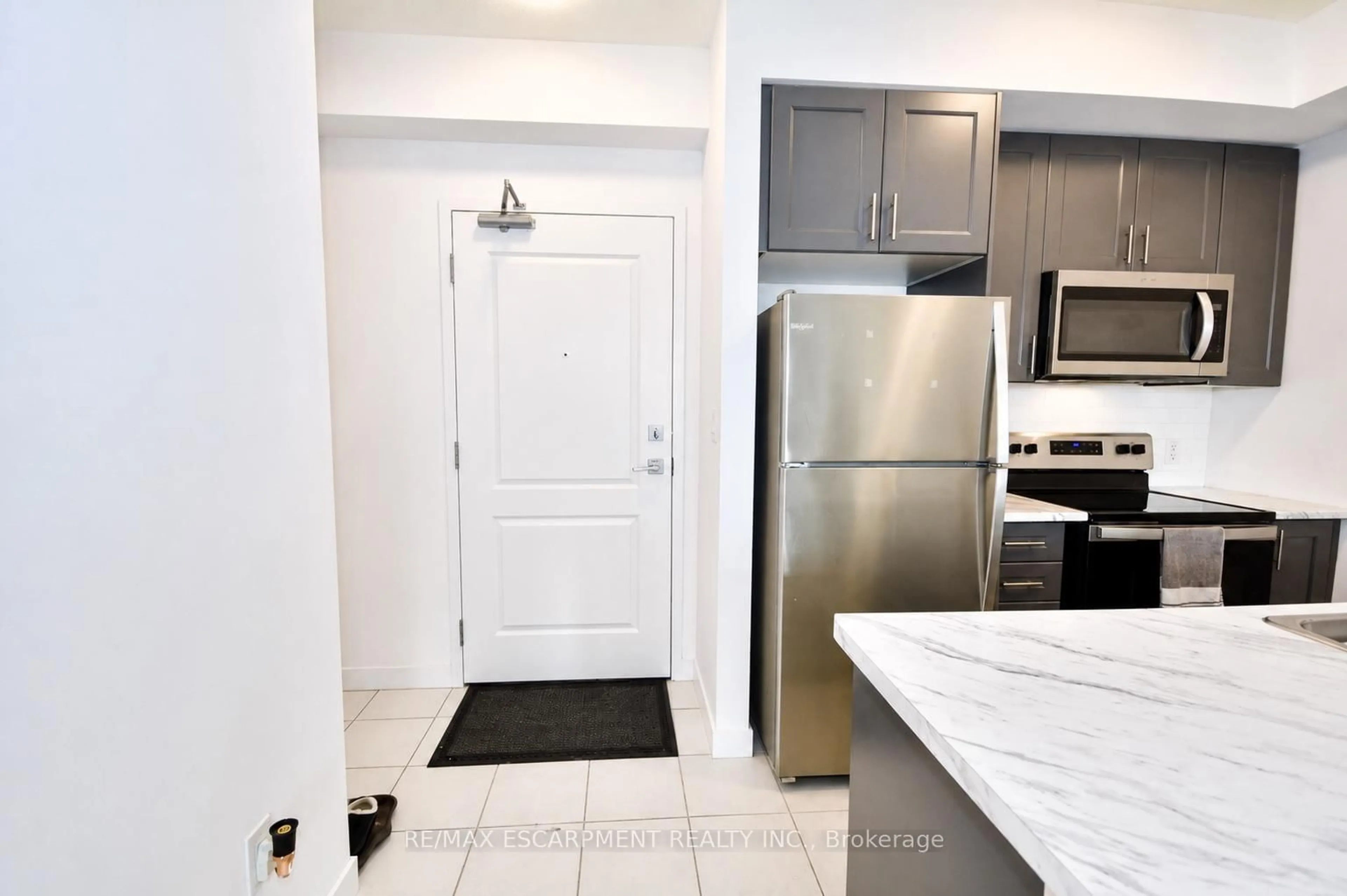 Standard kitchen, ceramic/tile floor for 450 Dundas St #404, Hamilton Ontario L8B 0L7