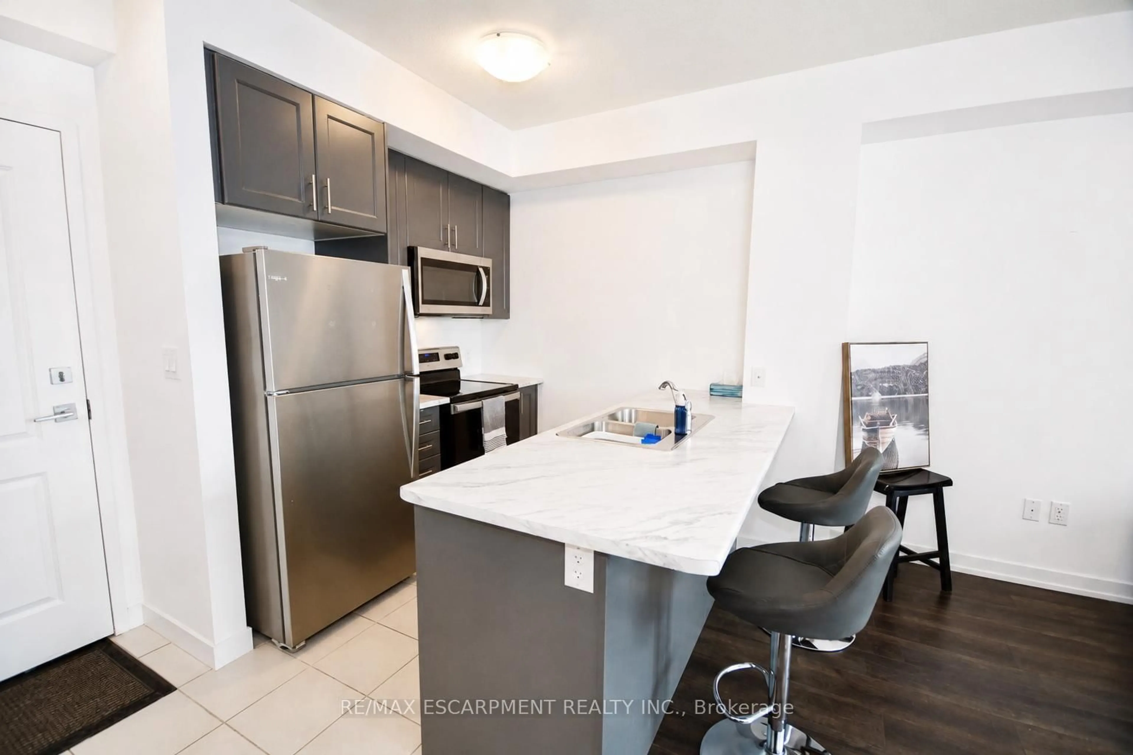Standard kitchen, unknown for 450 Dundas St #404, Hamilton Ontario L8B 0L7