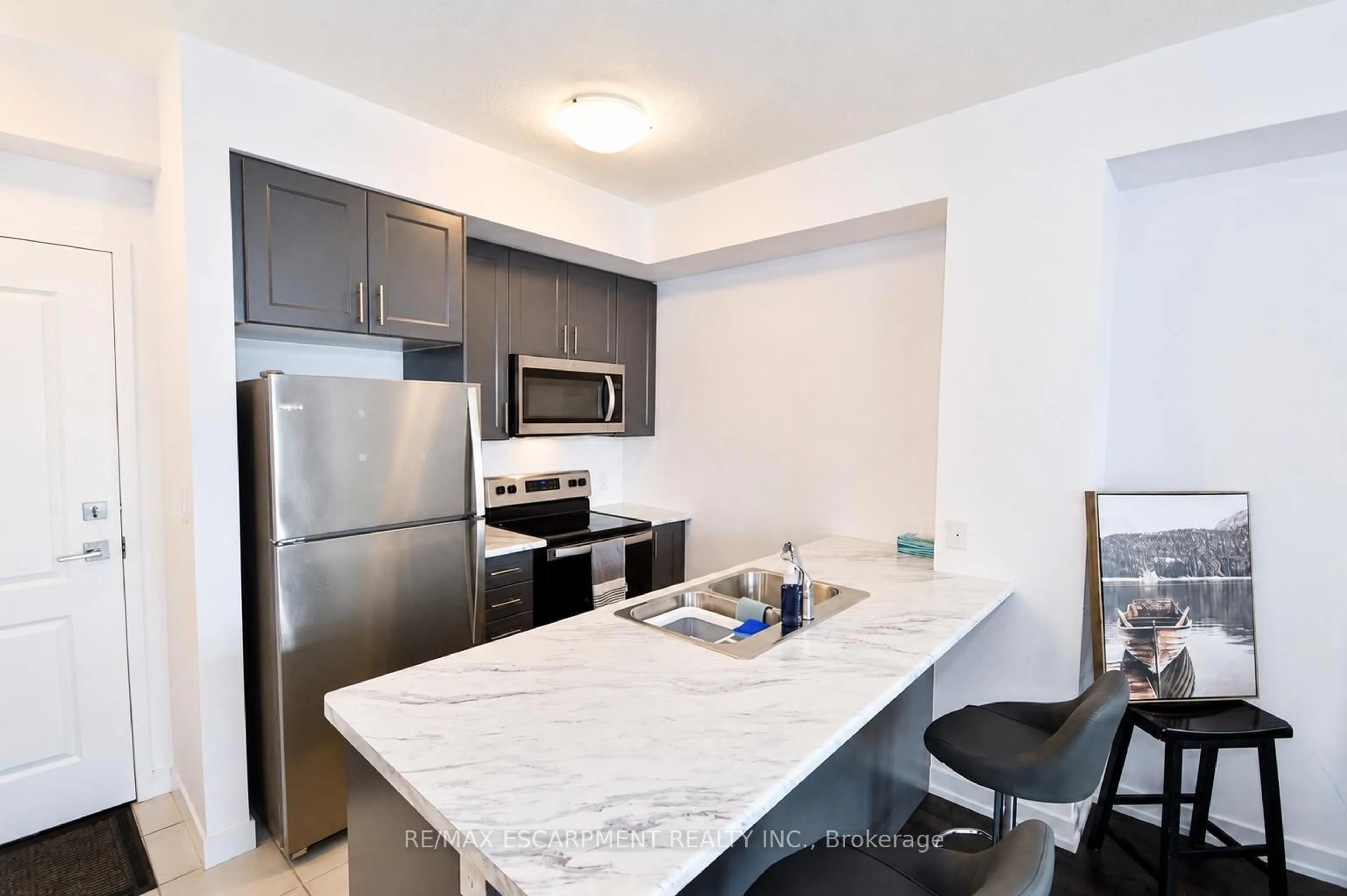 Standard kitchen, ceramic/tile floor for 450 Dundas St #404, Hamilton Ontario L8B 0L7